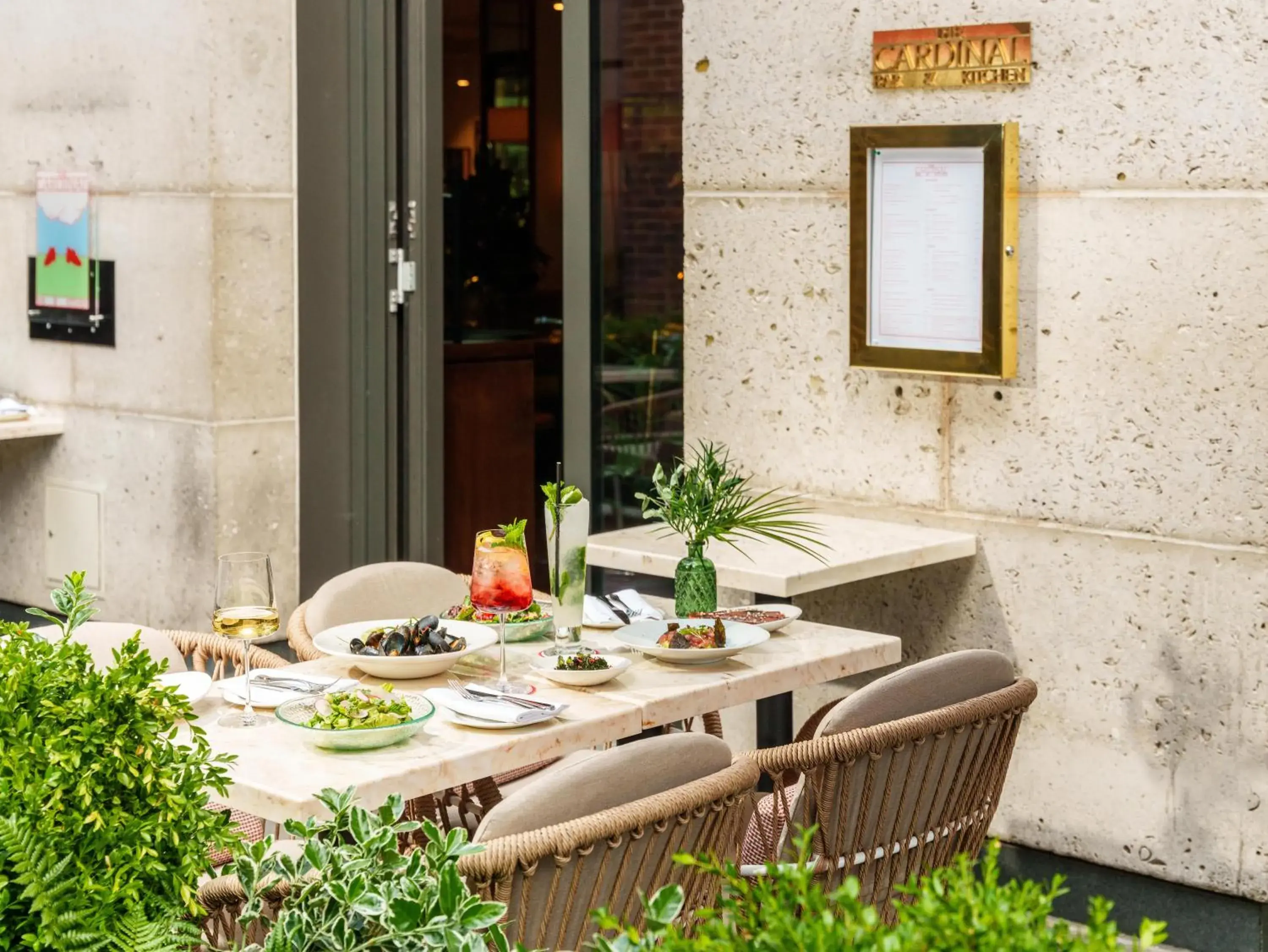 Restaurant/places to eat in Hotel Saint London Restaurant/places to eat in Hotel Saint London