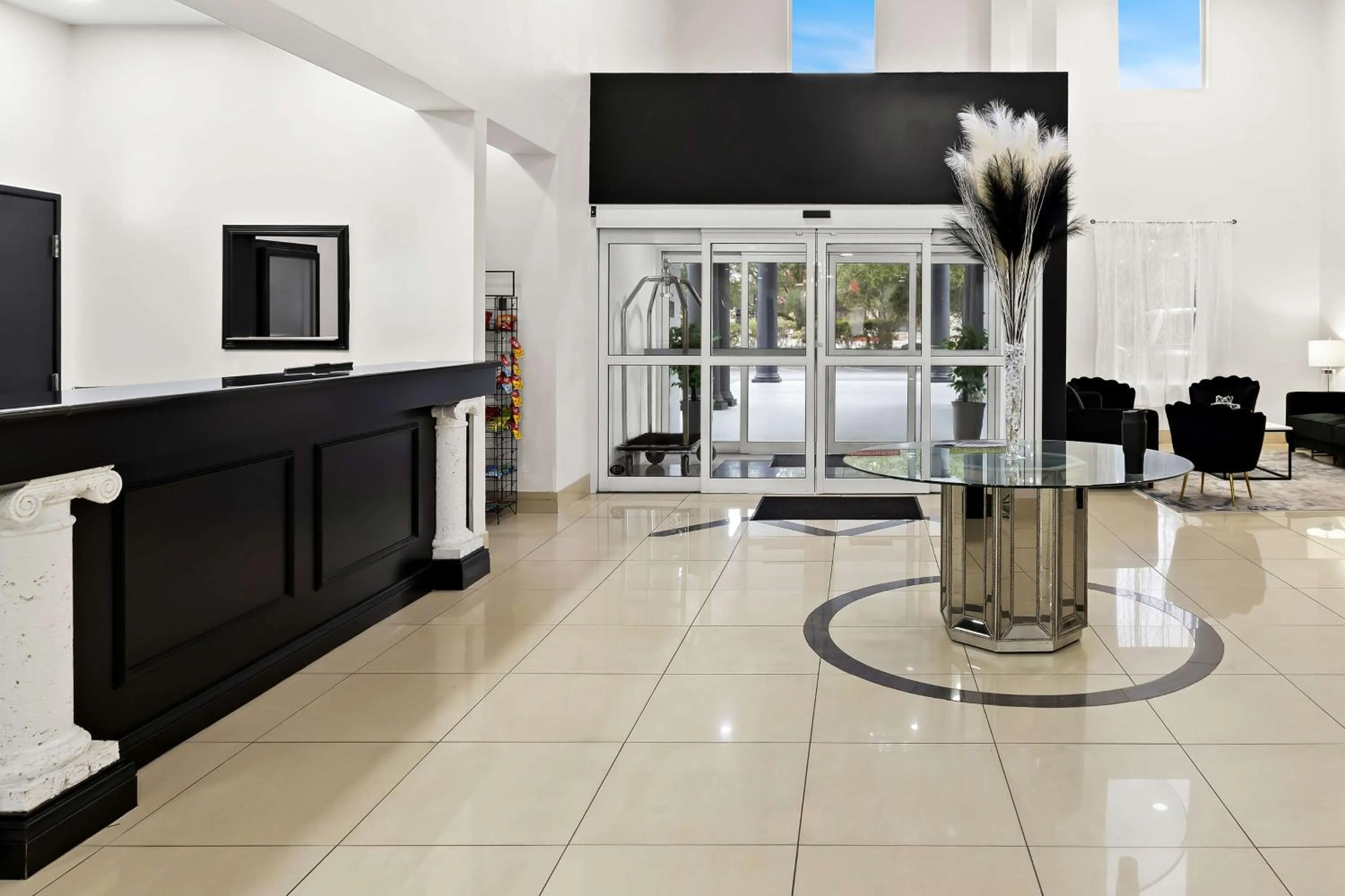 Lobby or reception in Sonesta Essential Savannah