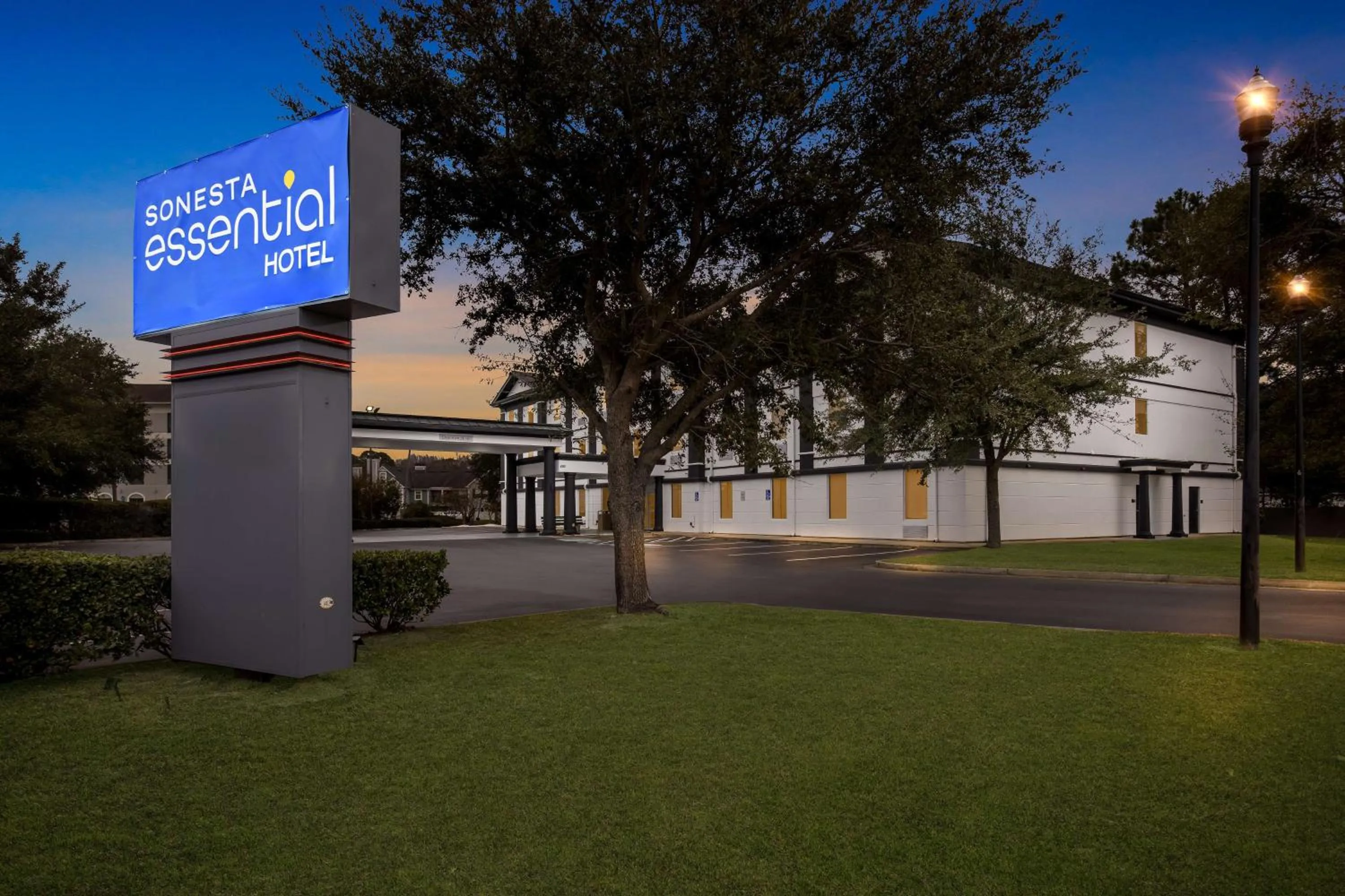 Property building in Sonesta Essential Savannah