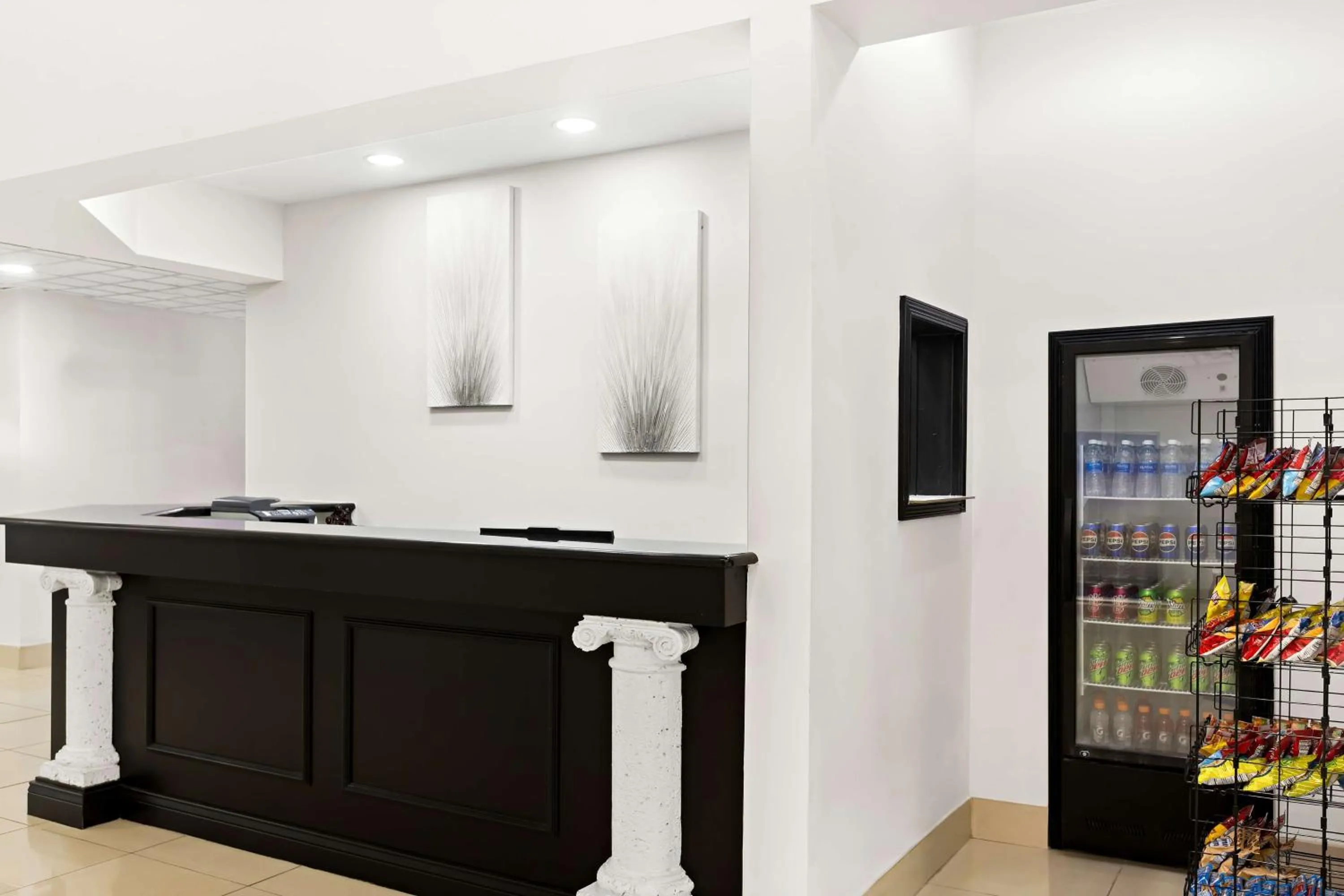 Lobby or reception in Sonesta Essential Savannah