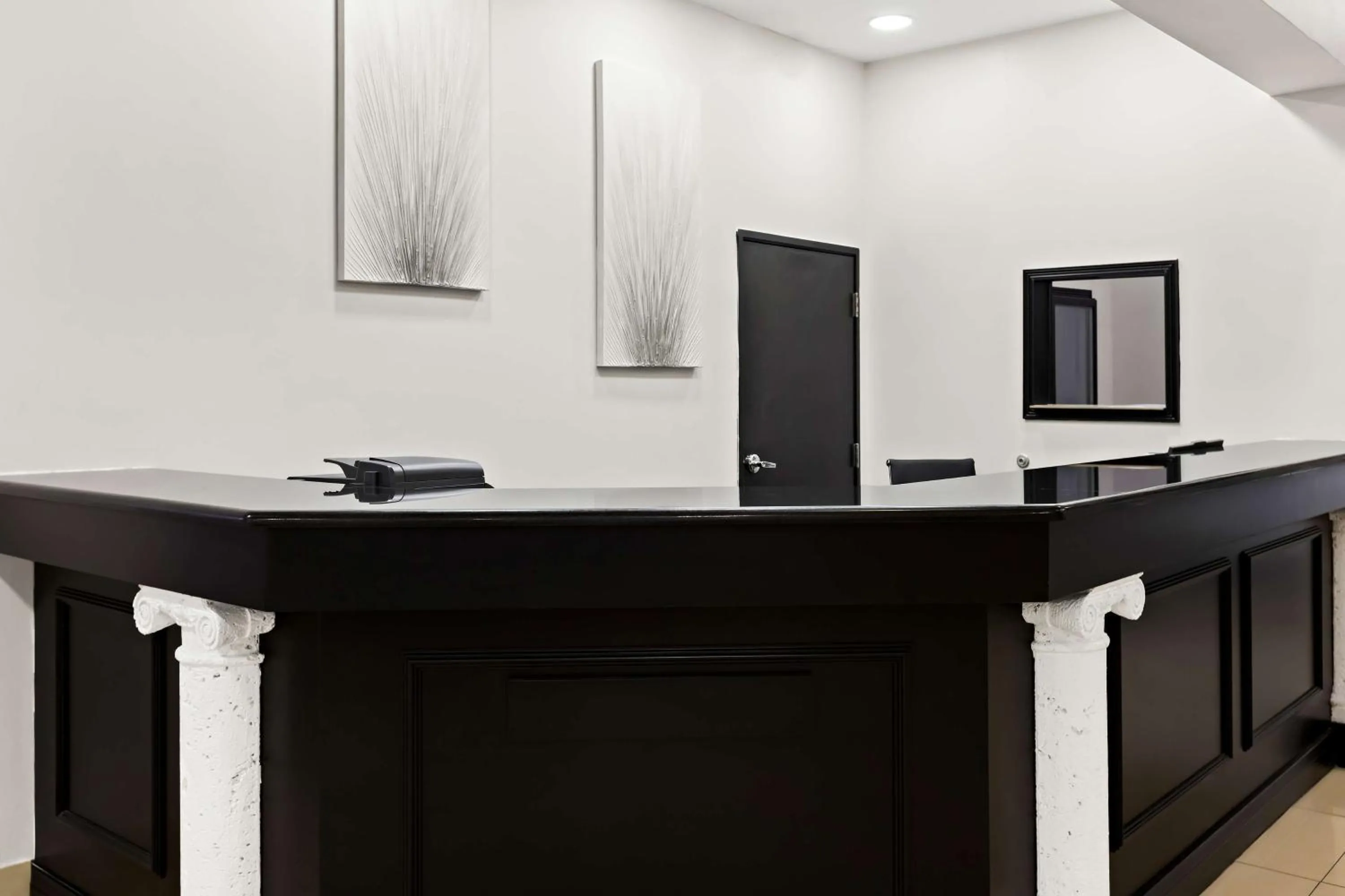 Lobby or reception in Sonesta Essential Savannah