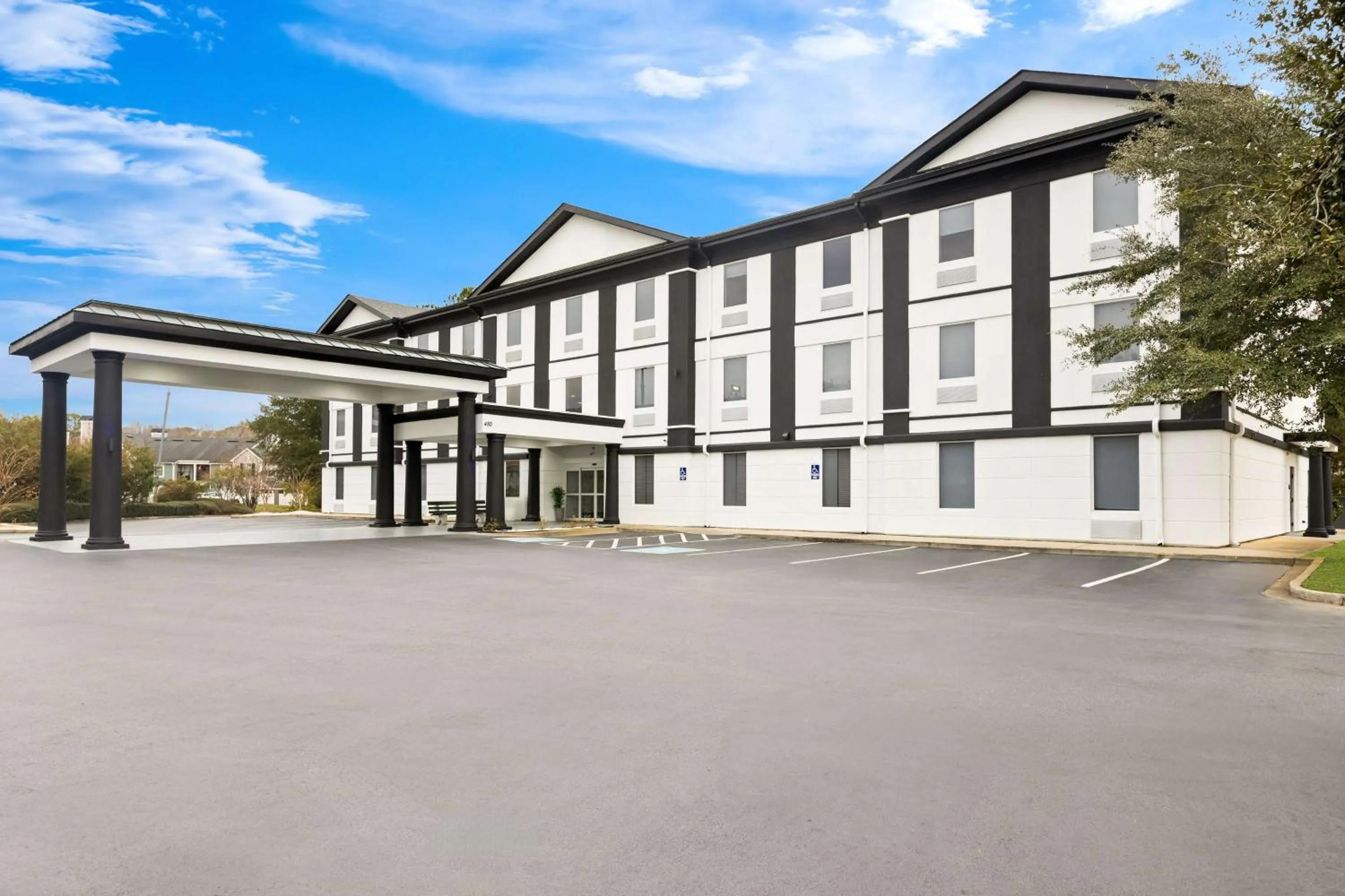 Property building in Sonesta Essential Savannah