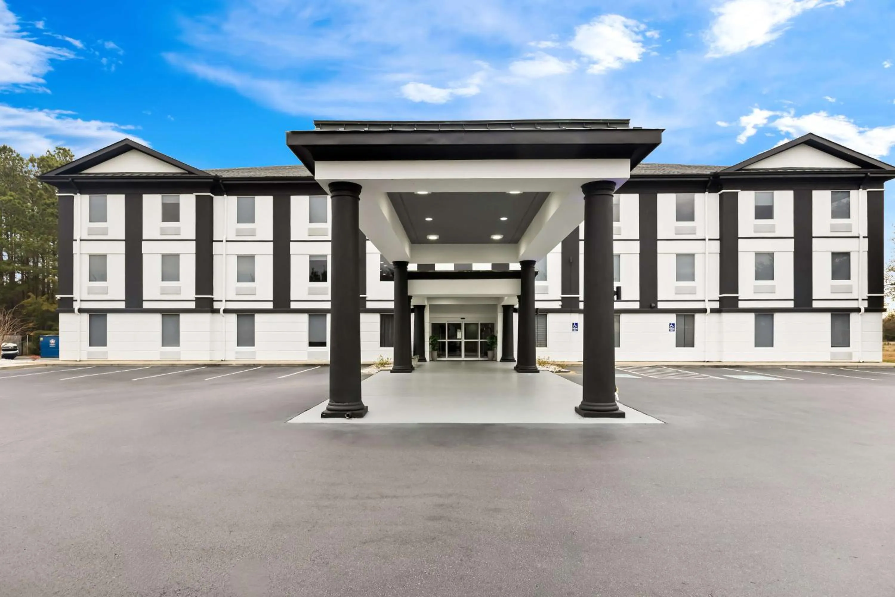 Property building in Sonesta Essential Savannah