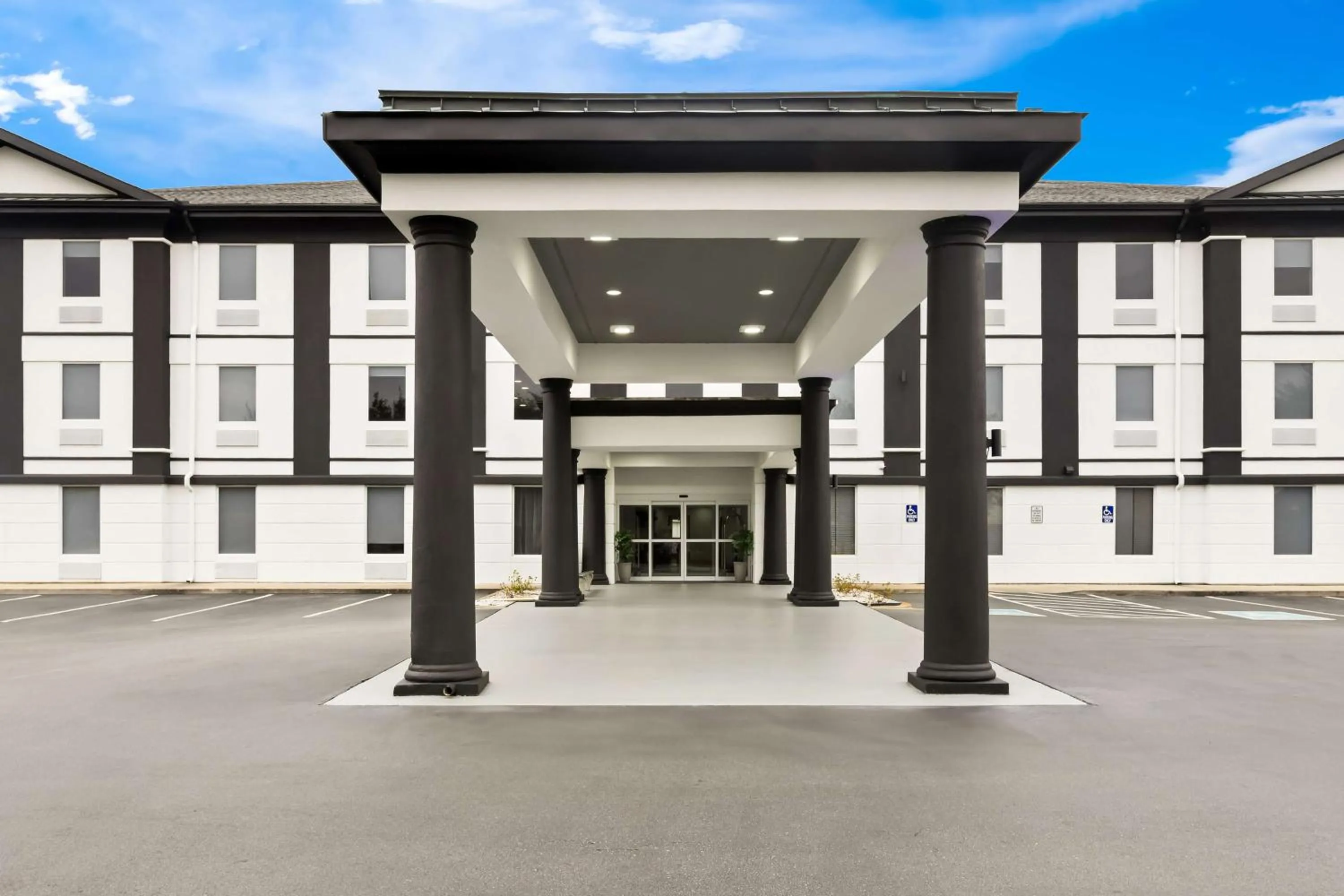 Property building in Sonesta Essential Savannah