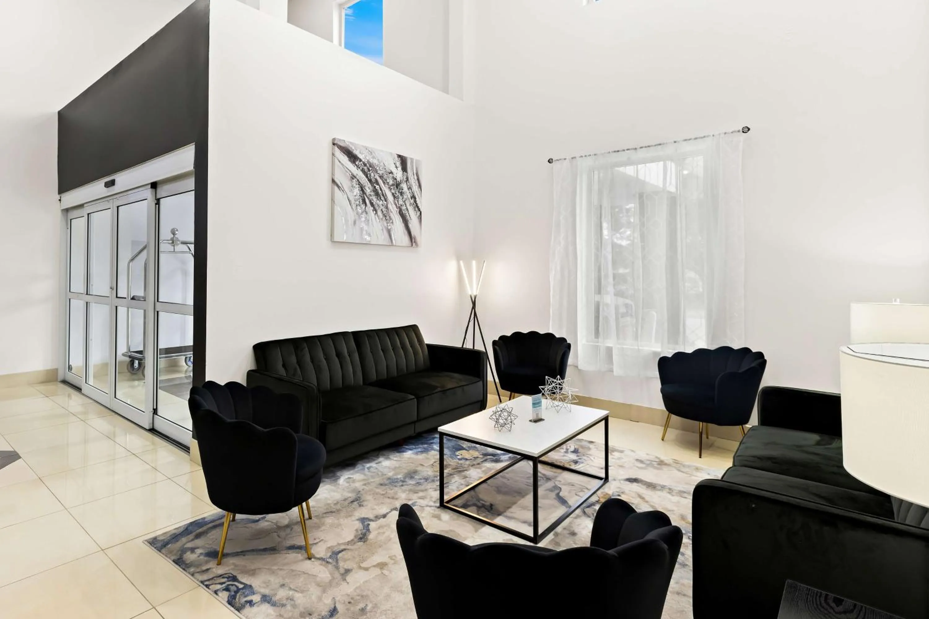 Lobby or reception in Sonesta Essential Savannah