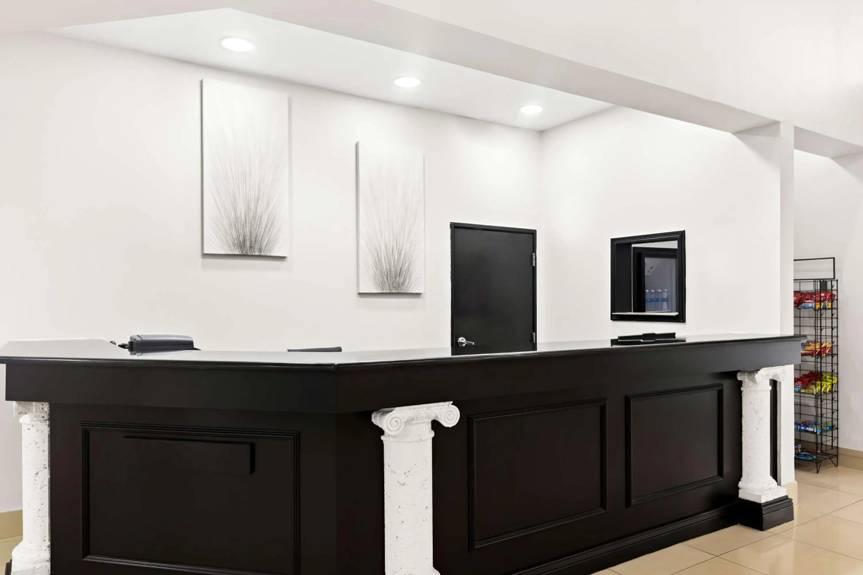 Lobby or reception in Sonesta Essential Savannah