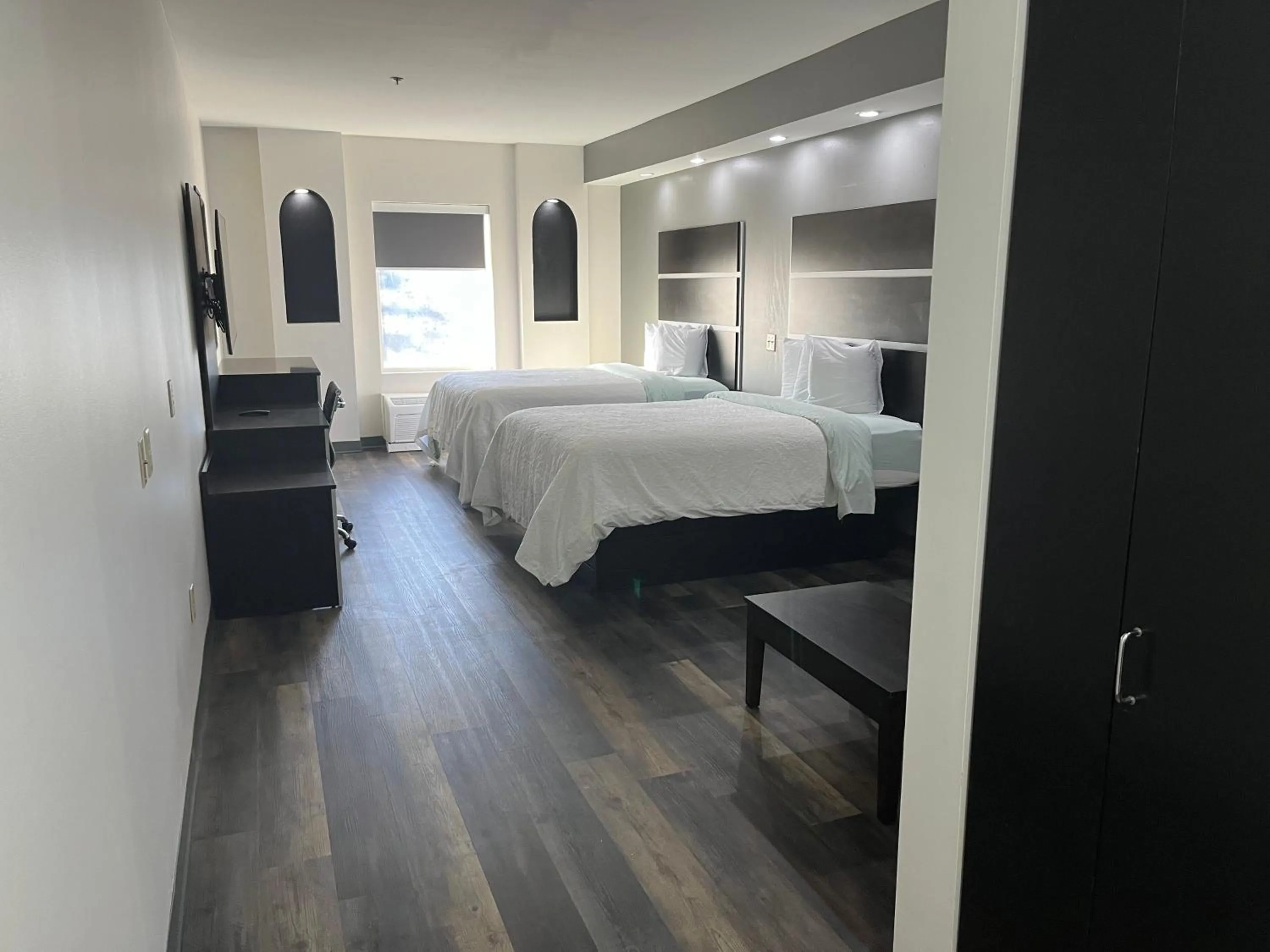 Photo of the whole room in Sonesta Essential Savannah