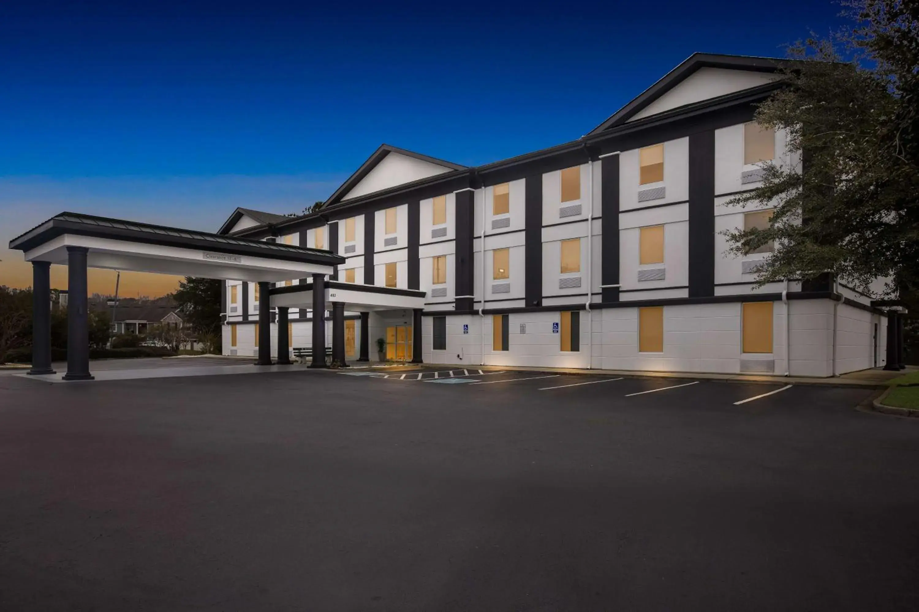 Property building in Sonesta Essential Savannah Property building in Sonesta Essential Savannah