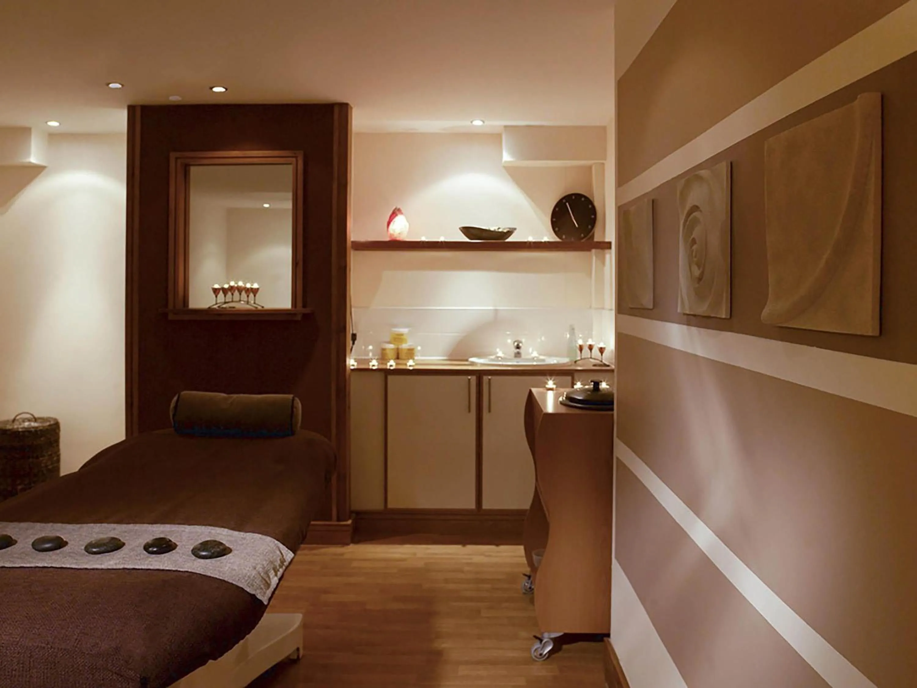 Spa and wellness centre/facilities, Bed in Mercure Sheffield St Paul's Hotel & Spa
