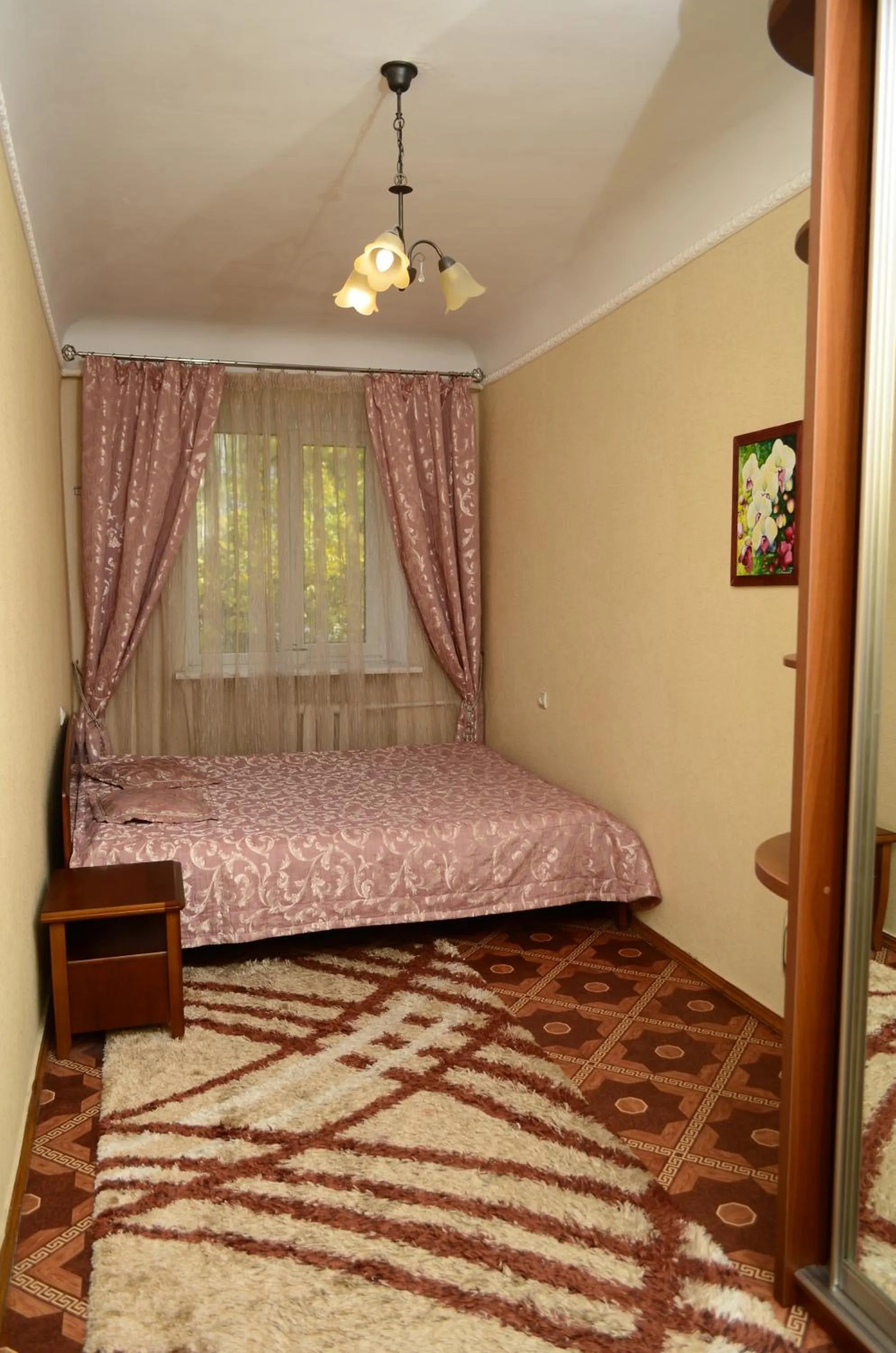 Bed in Apartment on Petropavlivs'ka 90