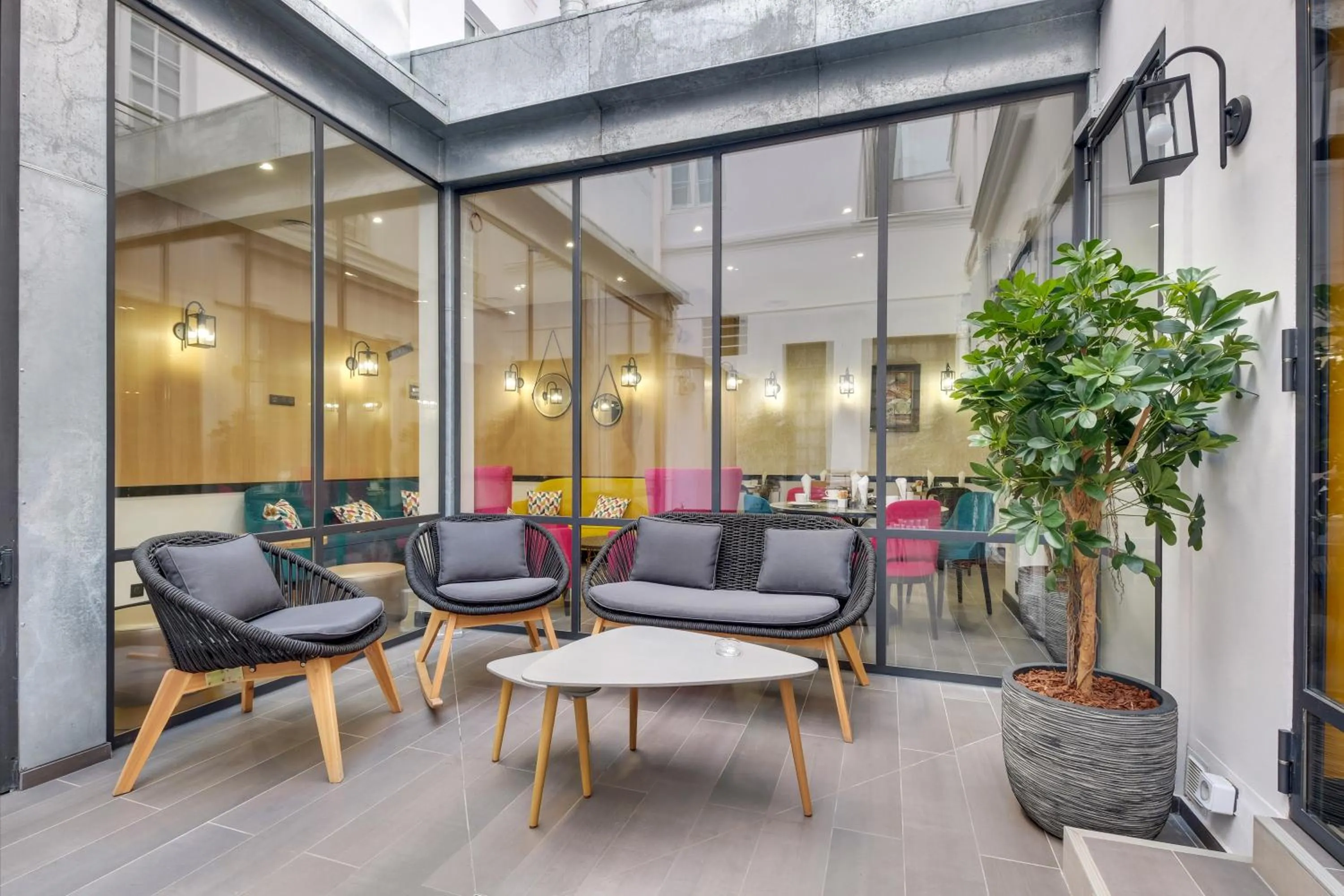 Patio in Hôtel Lucien & Marinette