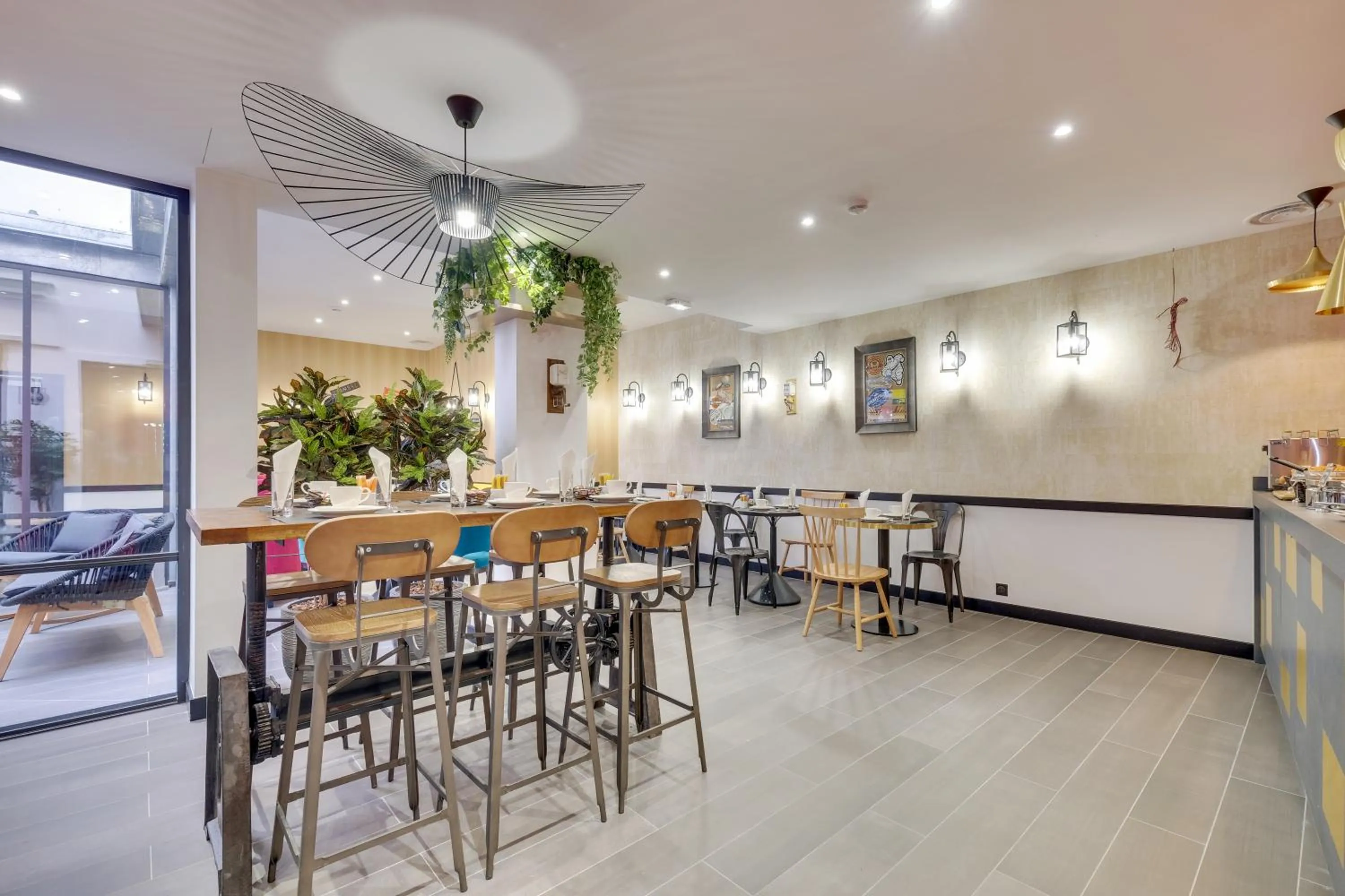 Restaurant/places to eat in Hôtel Lucien & Marinette