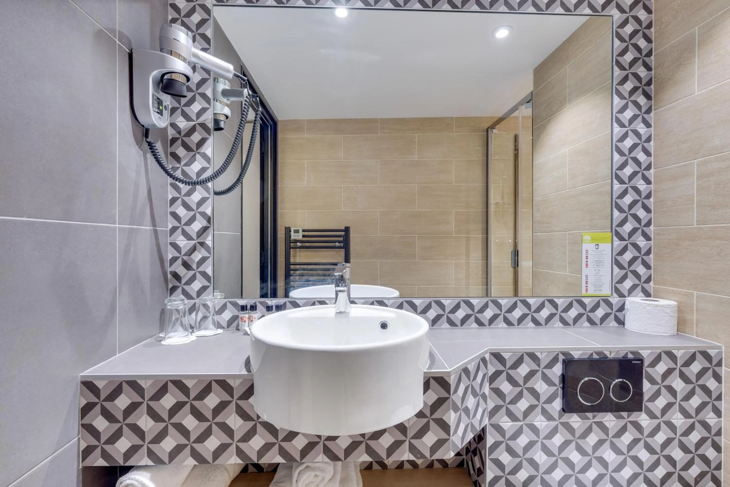 Bathroom in Hôtel Lucien & Marinette