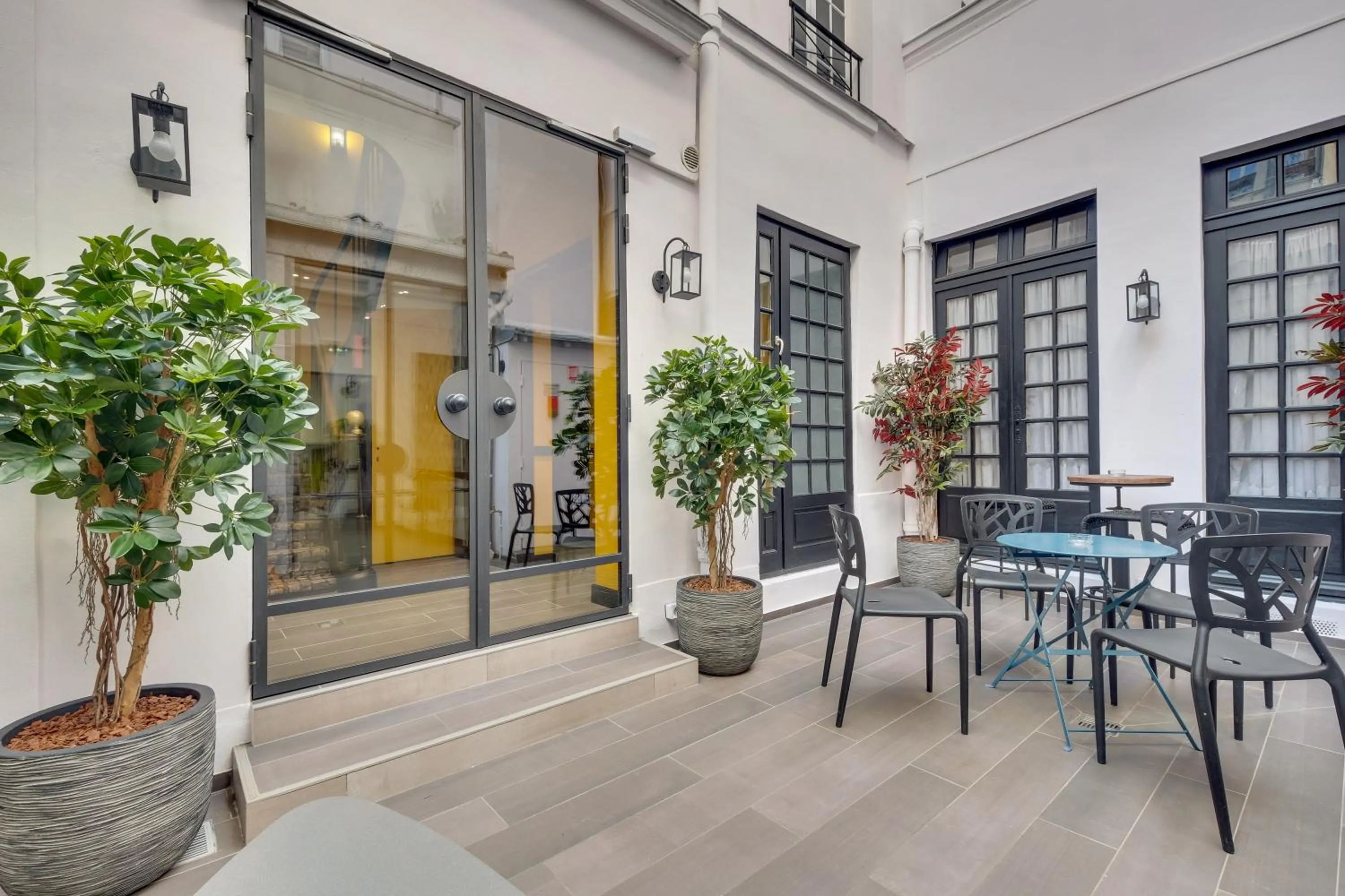 Patio in Hôtel Lucien & Marinette