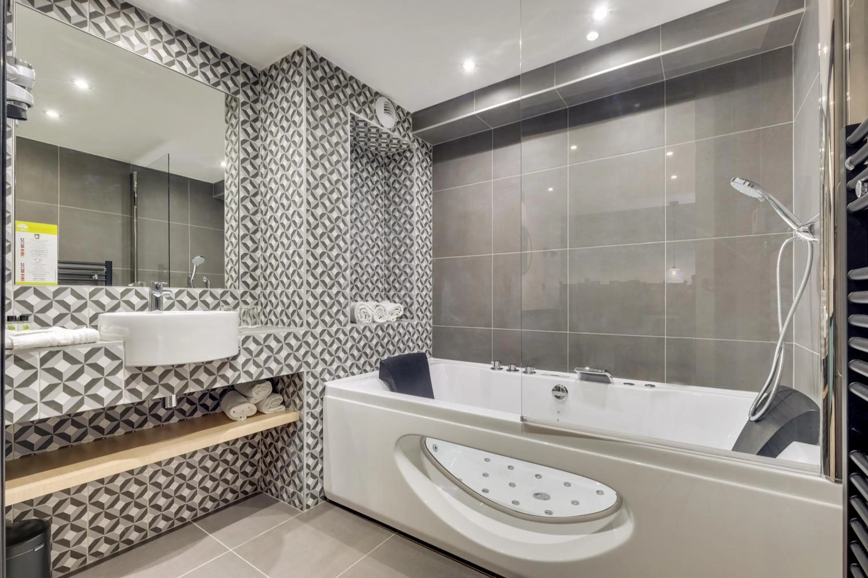 Bathroom in Hôtel Lucien & Marinette