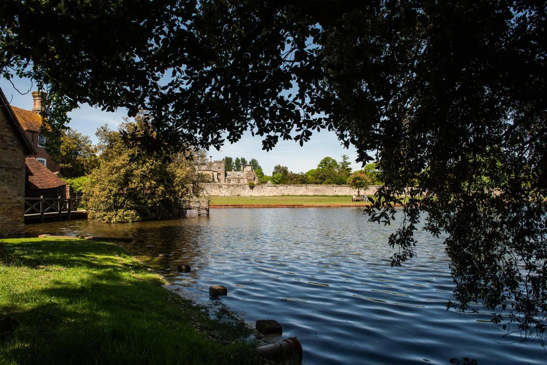 Neighbourhood in The Montagu Arms