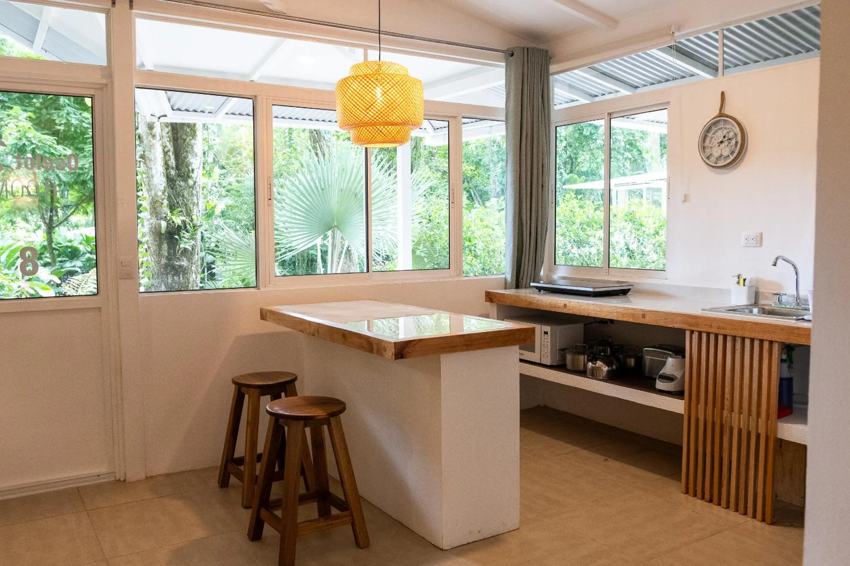 Kitchen or kitchenette in Jaguar Inn Bungalows