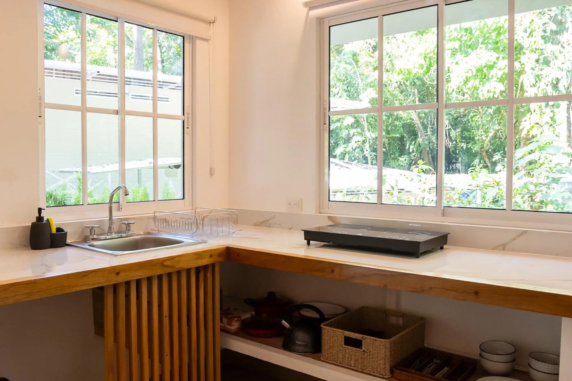 Kitchen or kitchenette in Jaguar Inn Bungalows