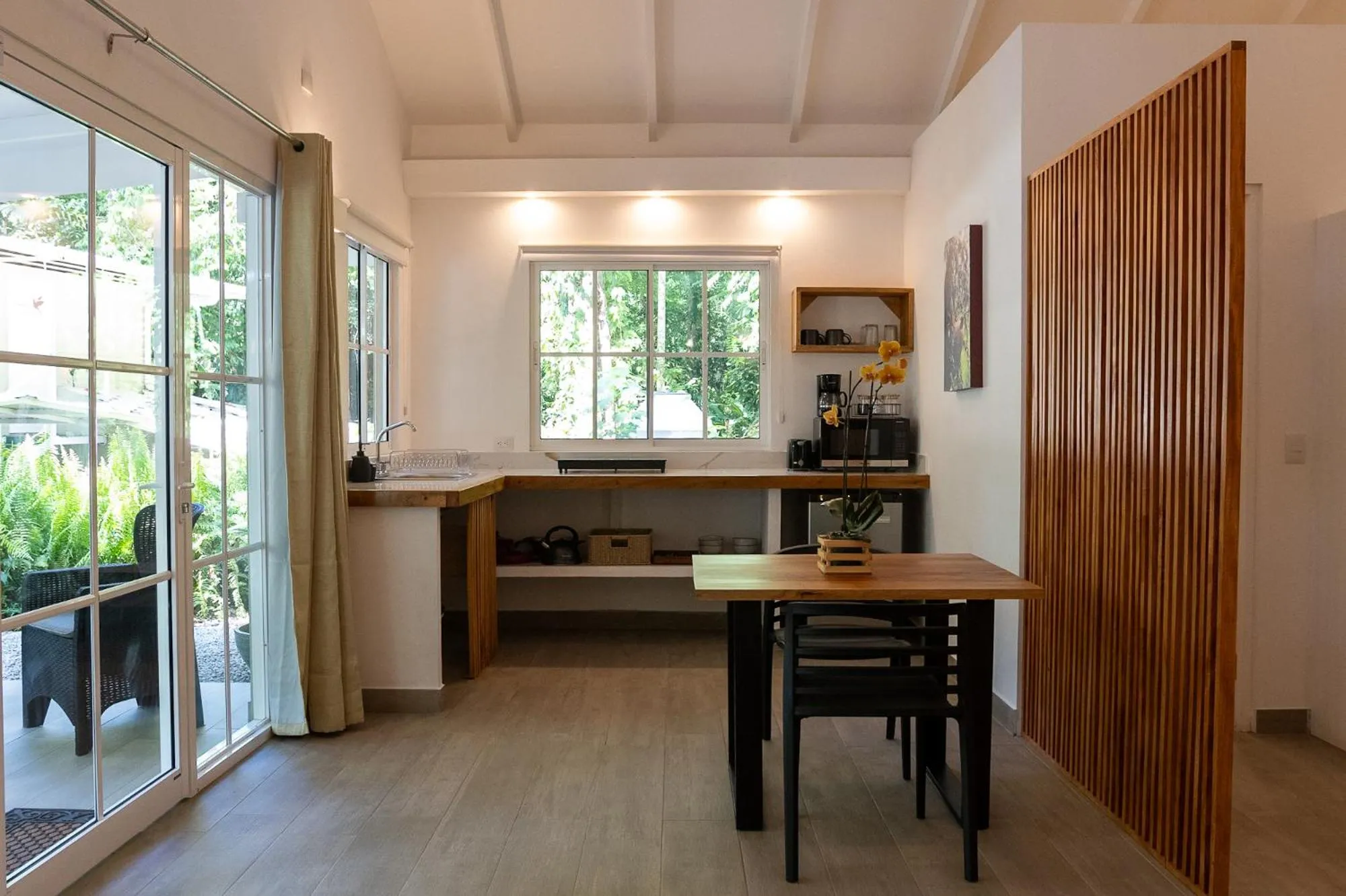 Kitchen or kitchenette in Jaguar Inn Bungalows