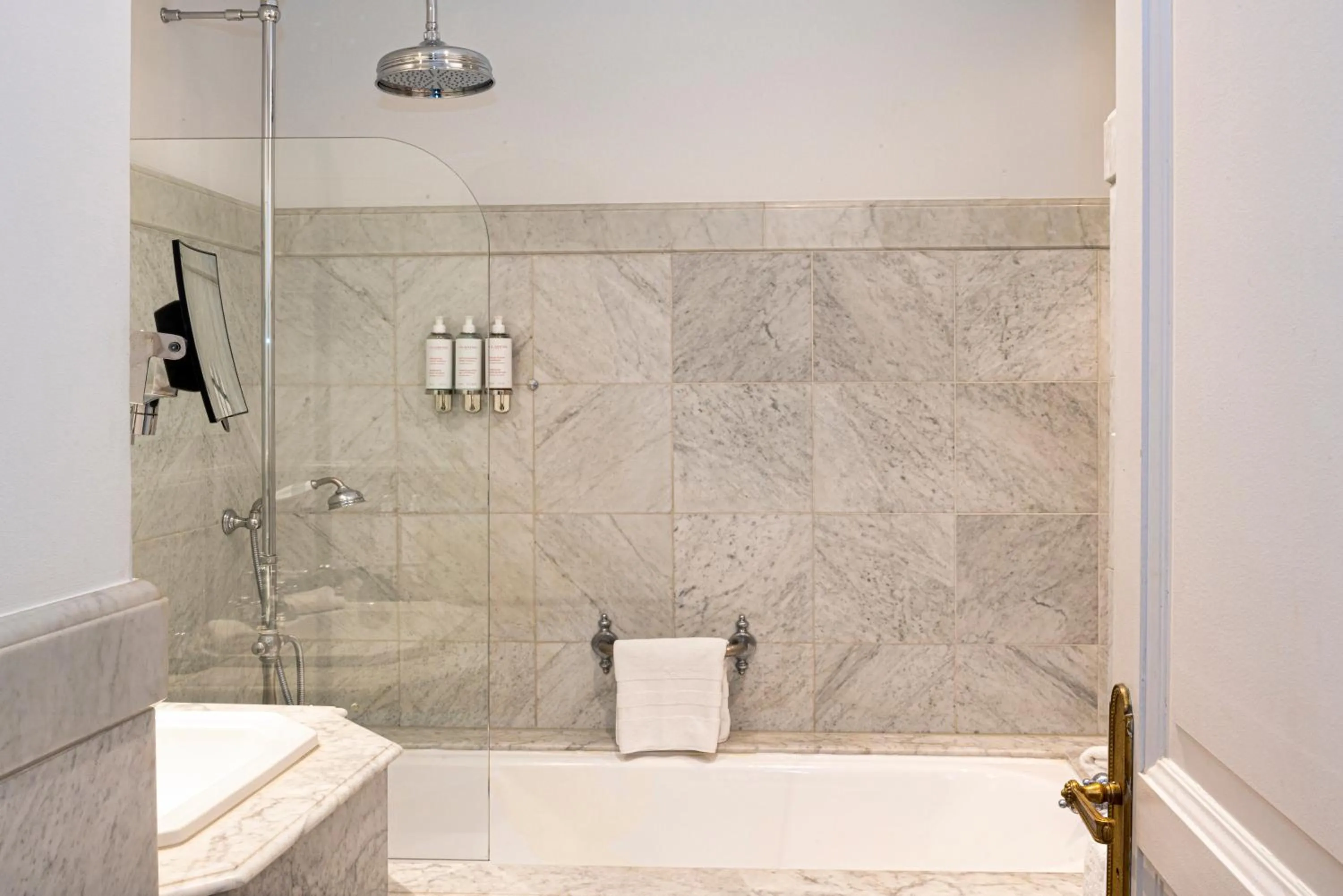 Bathroom in Hotel de la Cité Carcassonne - MGallery Collection