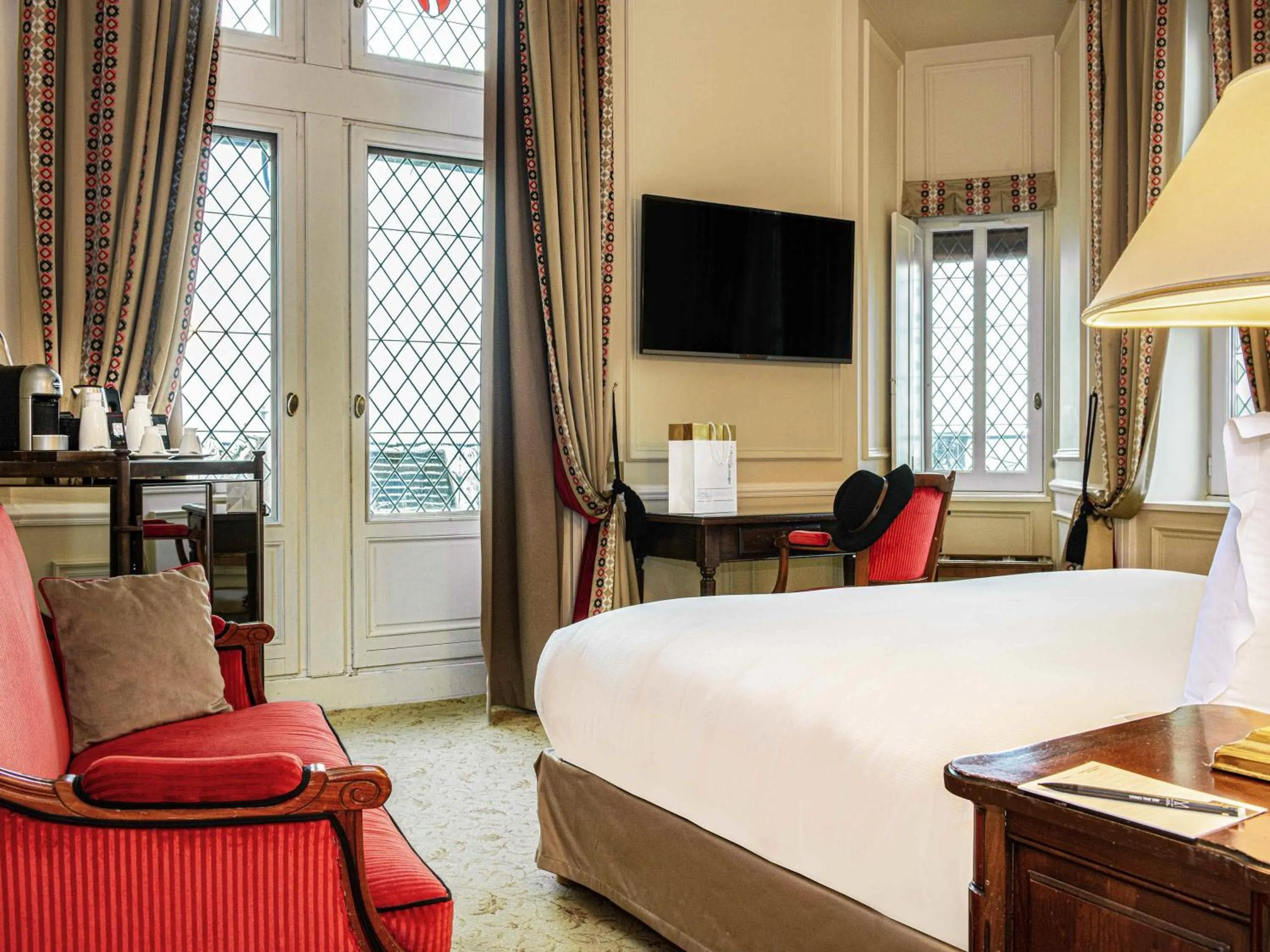 Bedroom, Bed in Hotel de la Cité Carcassonne - MGallery Collection