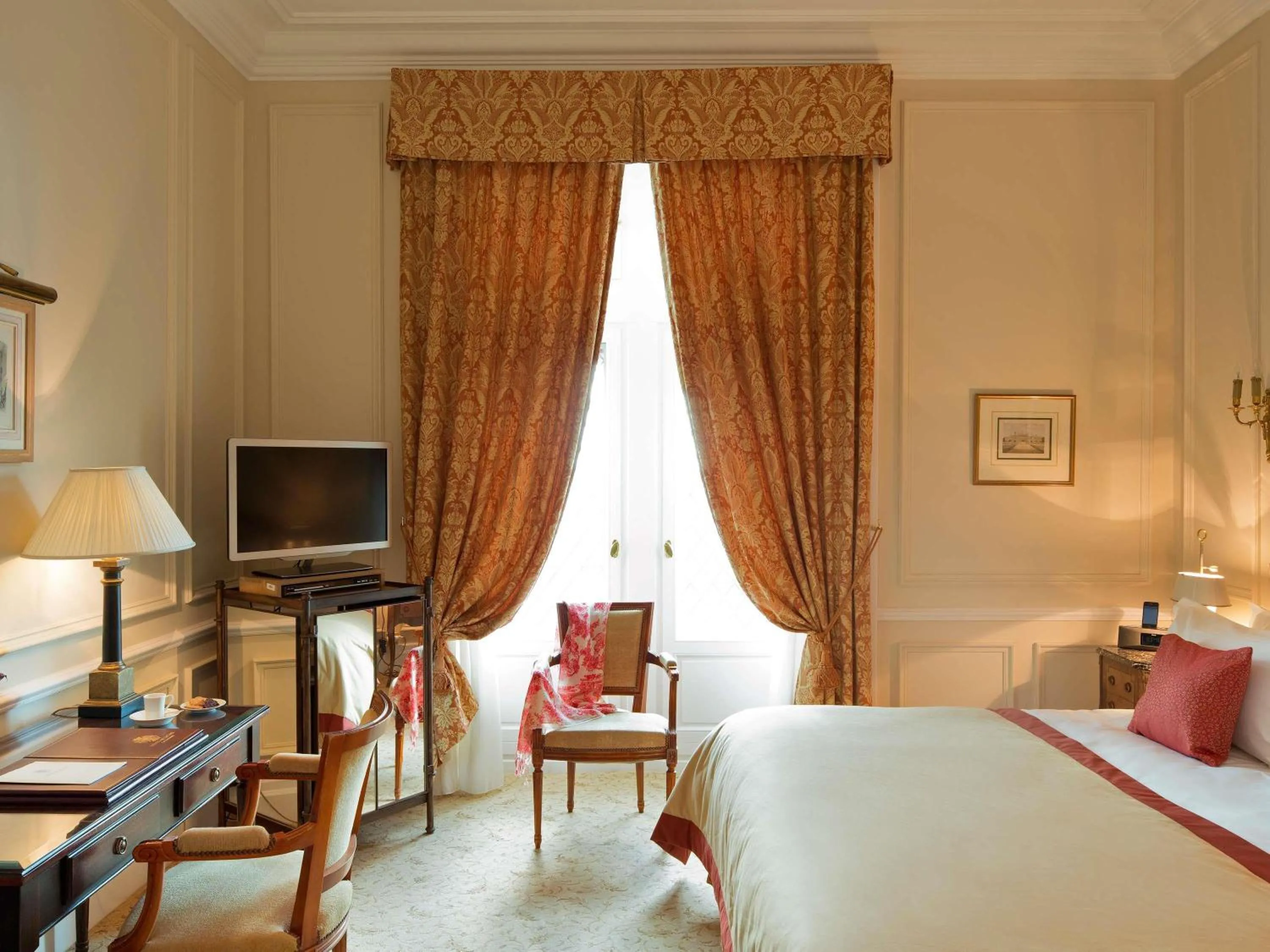 Bedroom, Bed in Hotel de la Cité Carcassonne - MGallery Collection