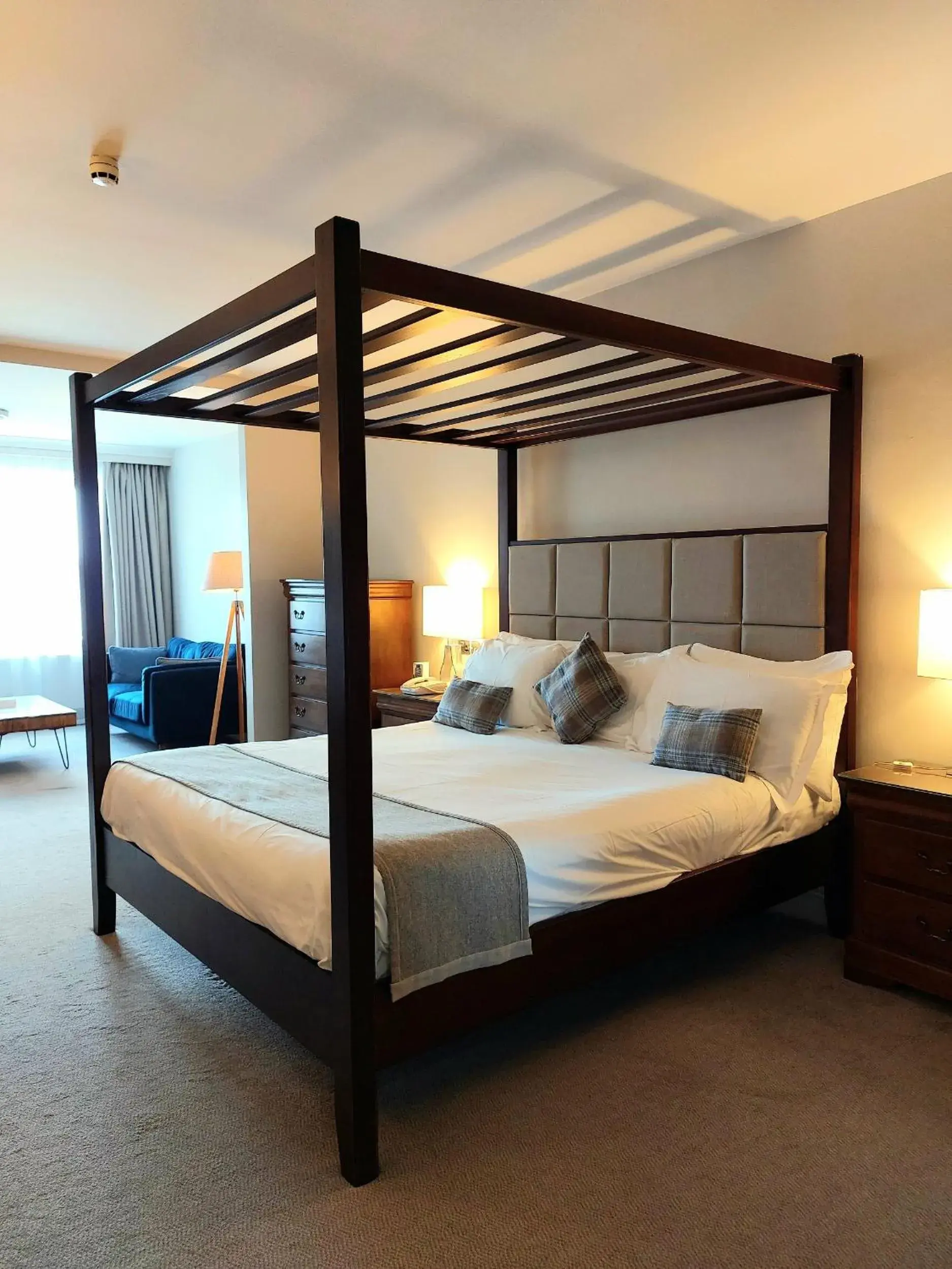 King Suite in Menlo Park Hotel King Suite in Menlo Park Hotel