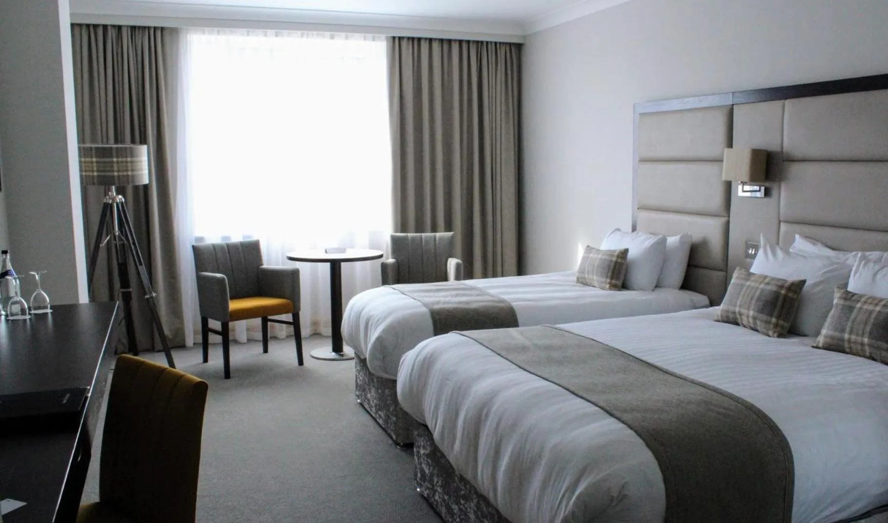 Bed in Menlo Park Hotel