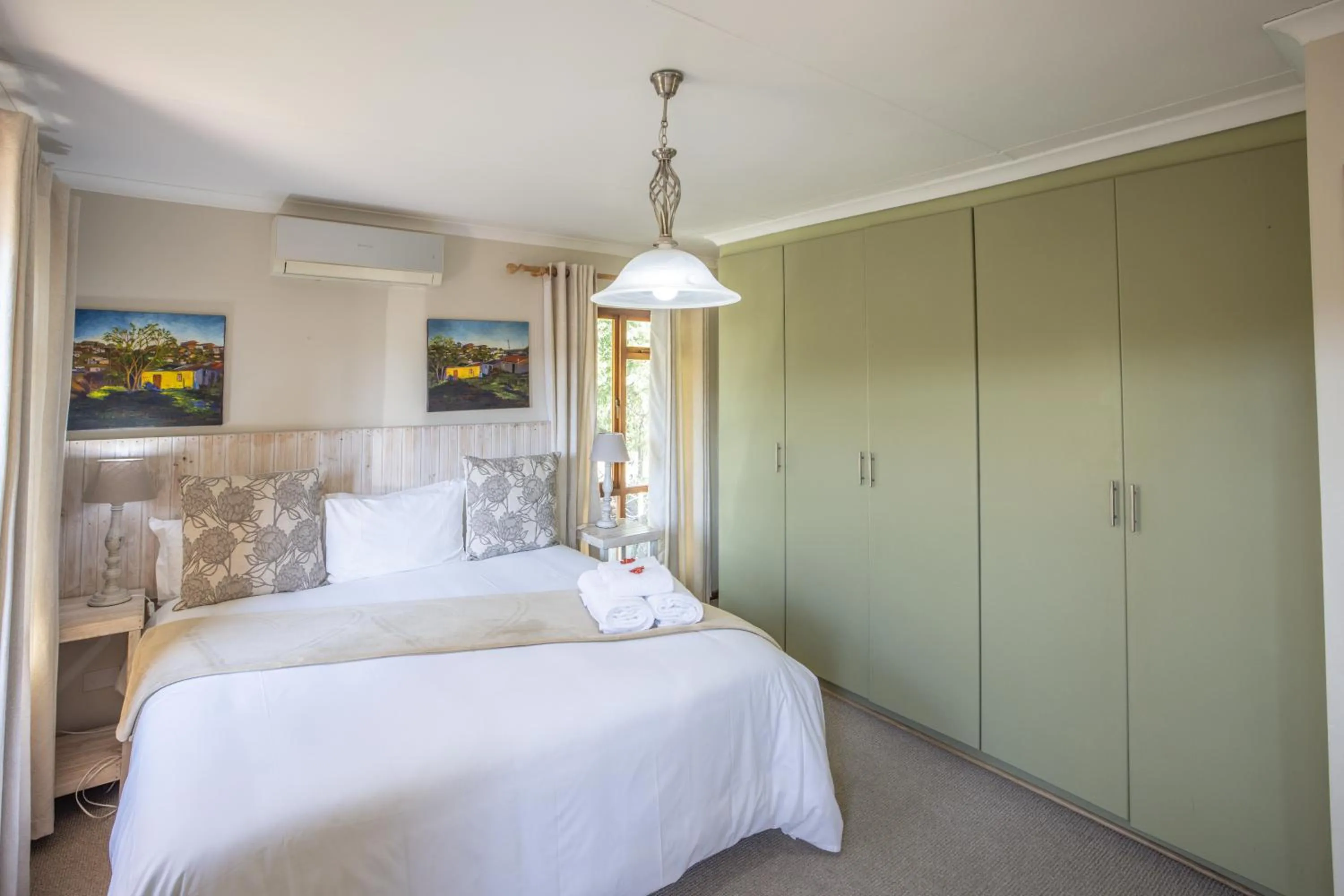 Bedroom, Bed in 1-on-Ross