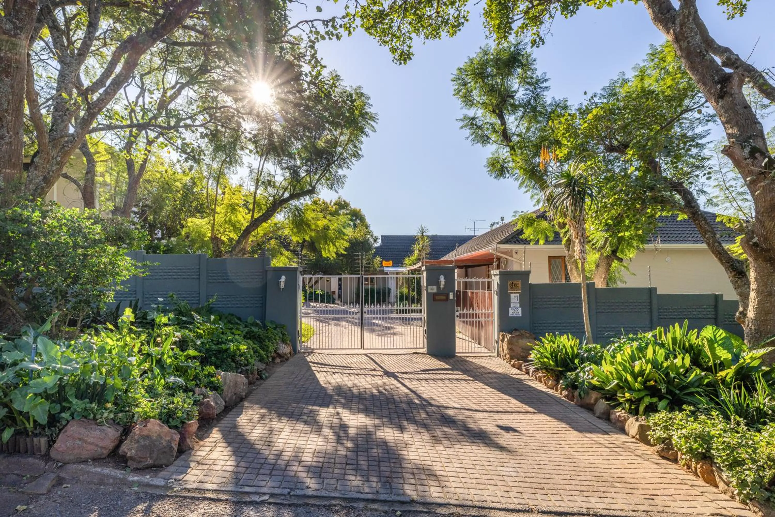 Facade/entrance in 1-on-Ross