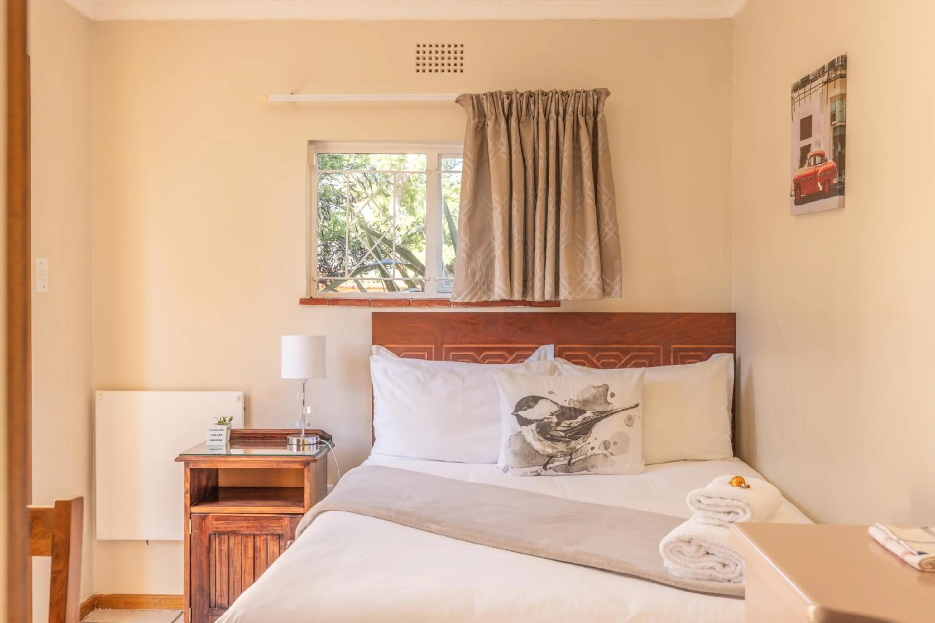 Photo of the whole room, Bed in 1-on-Ross