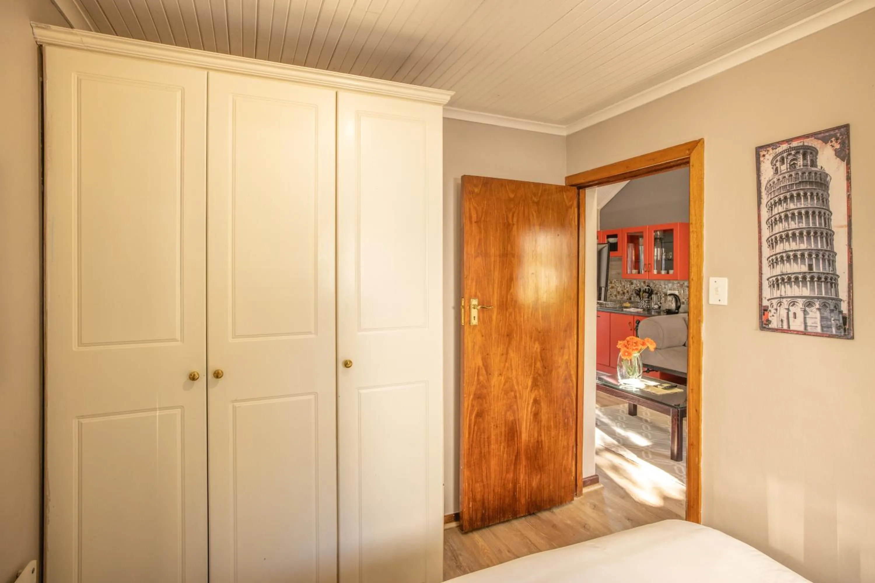 Bedroom, Bed in 1-on-Ross