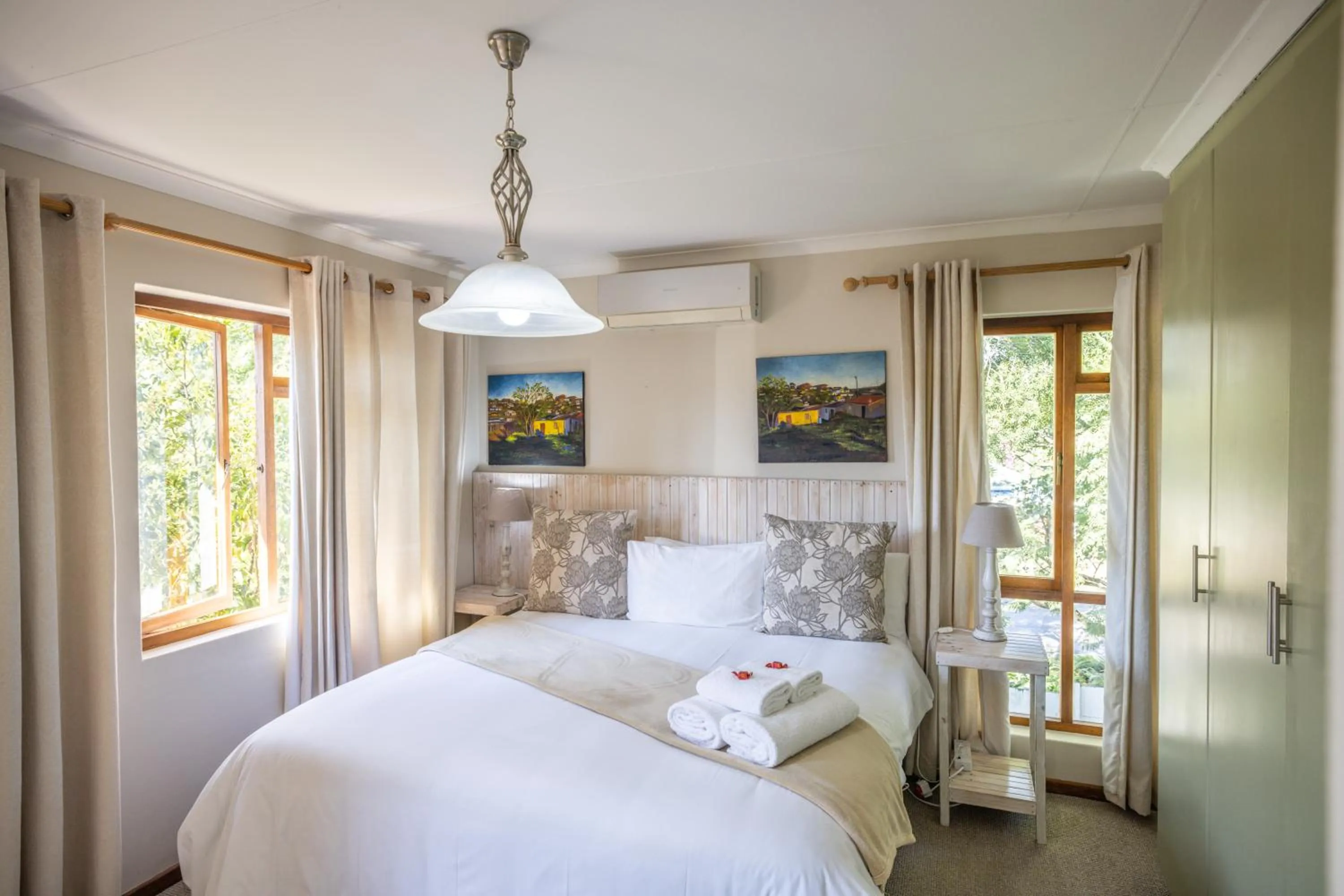 Bedroom, Bed in 1-on-Ross