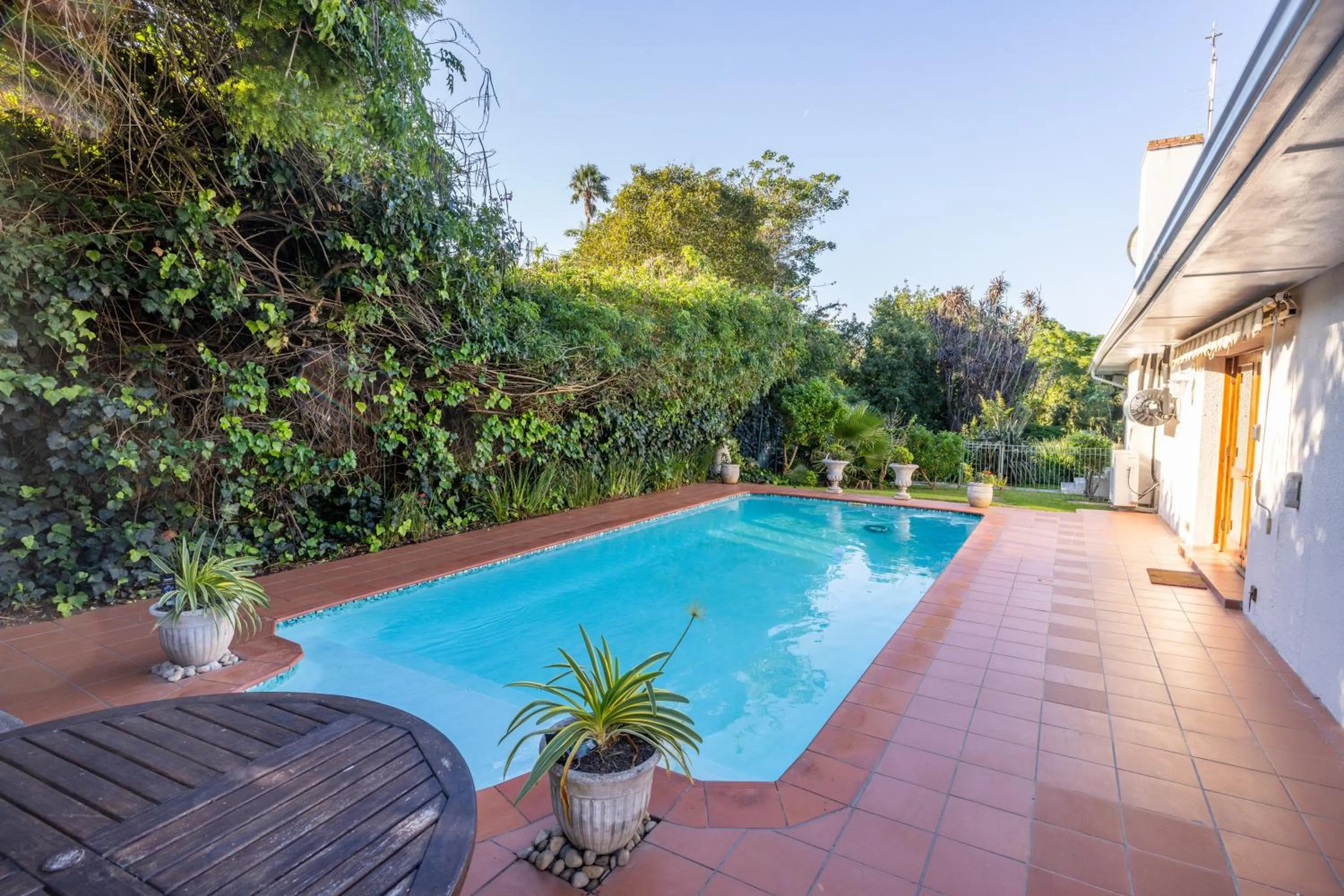 Swimming pool in 1-on-Ross