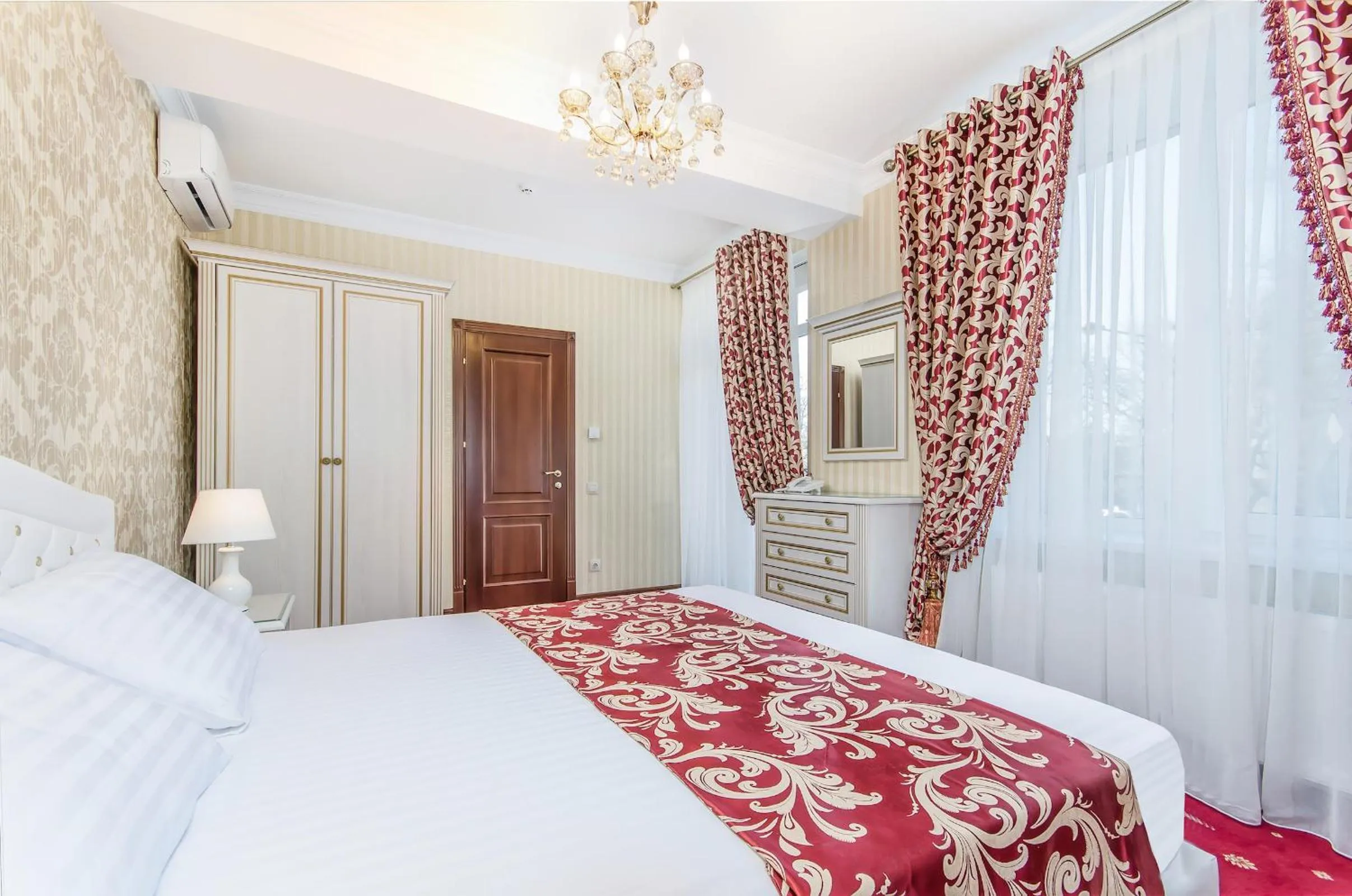 Photo of the whole room, Bed in Park Lane Hotel