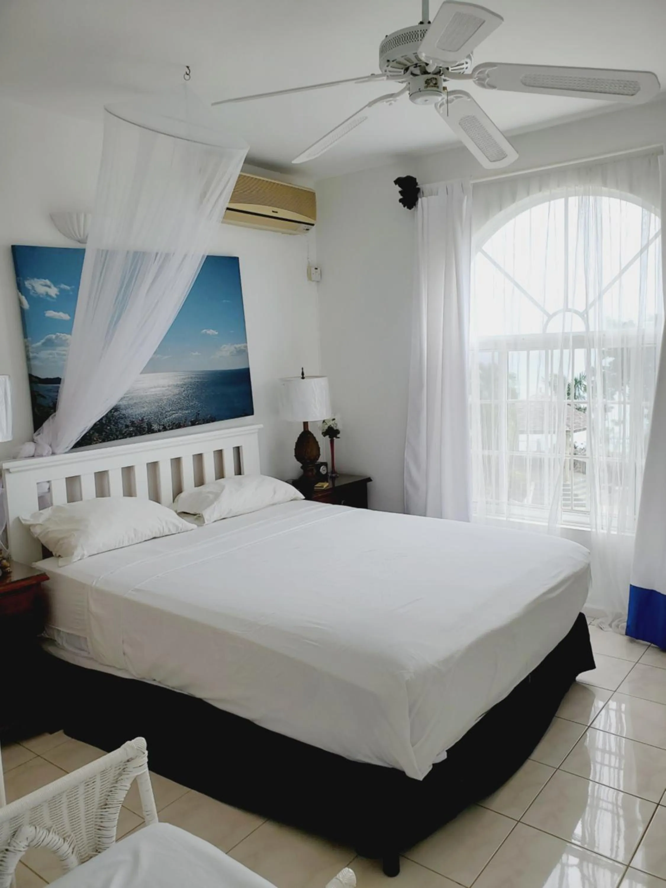 Photo of the whole room, Bed in Blue Topaz