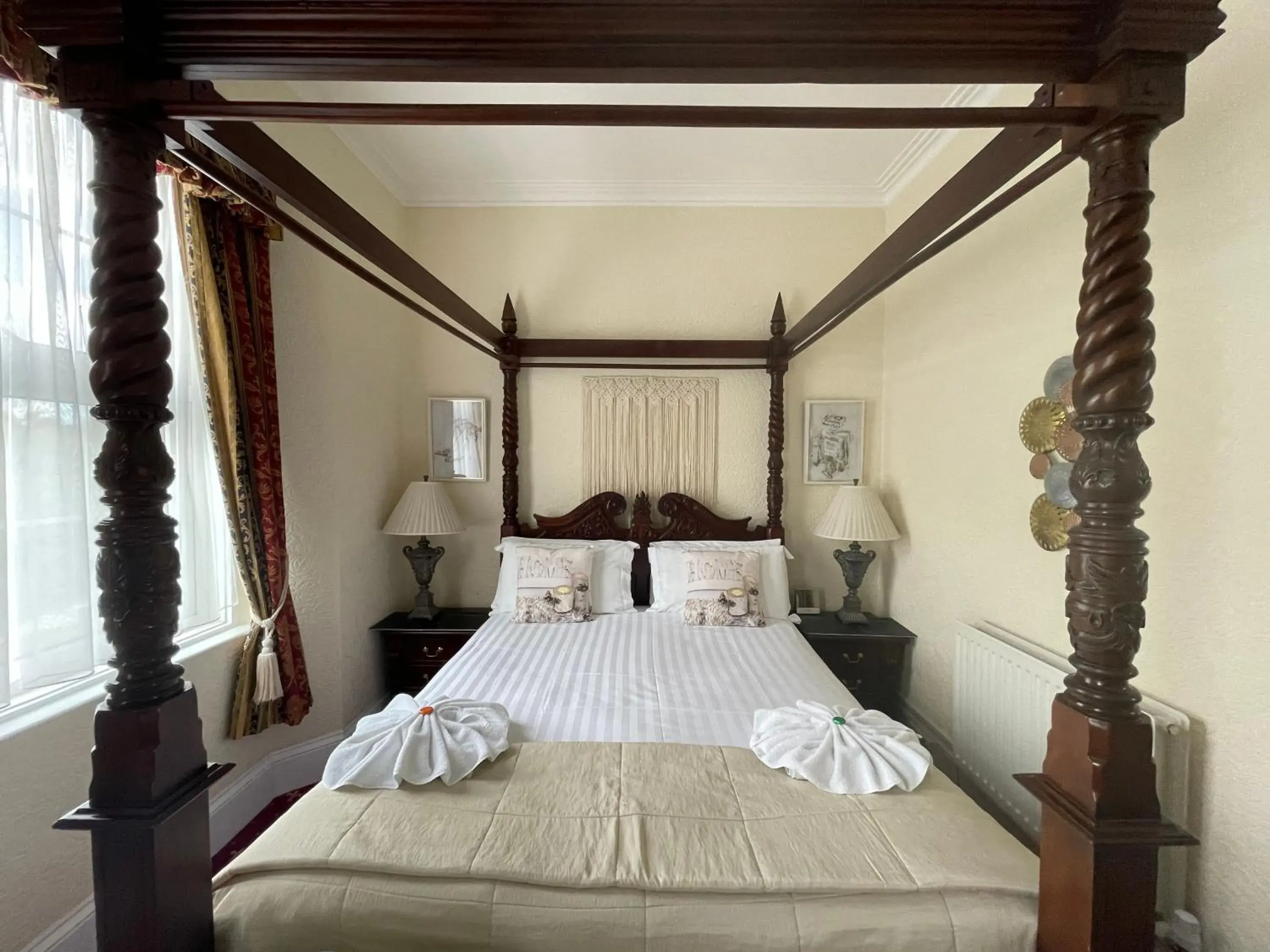 Four Poster Room in The Southbourne Villa Four Poster Room in The Southbourne Villa