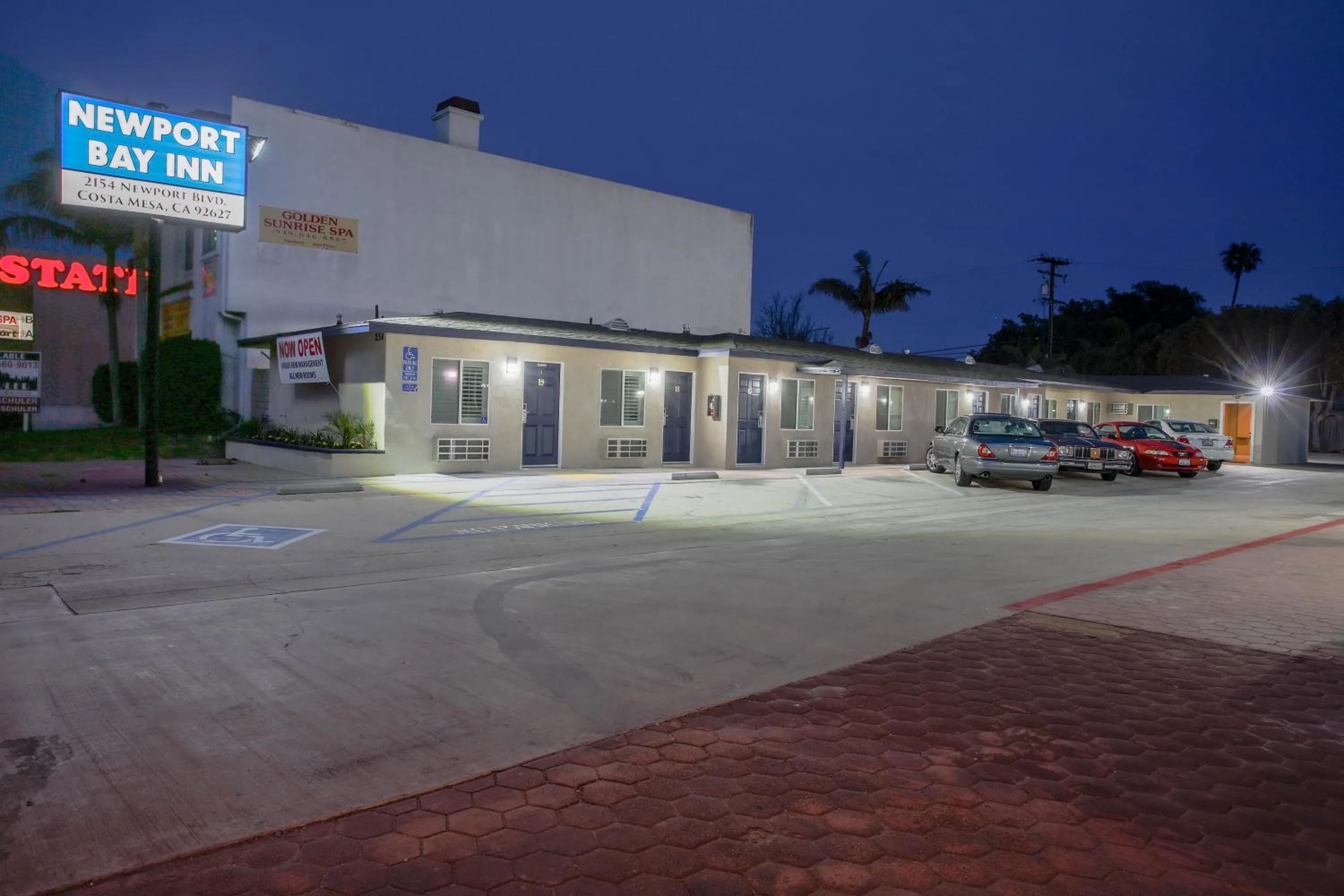 Facade/entrance in Newport Bay Inn