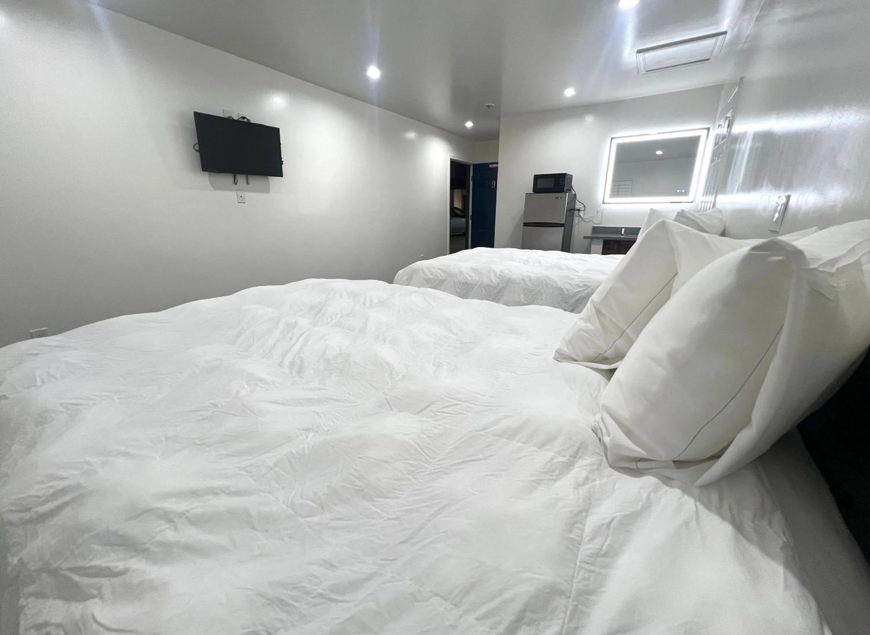 Bed in Newport Bay Inn