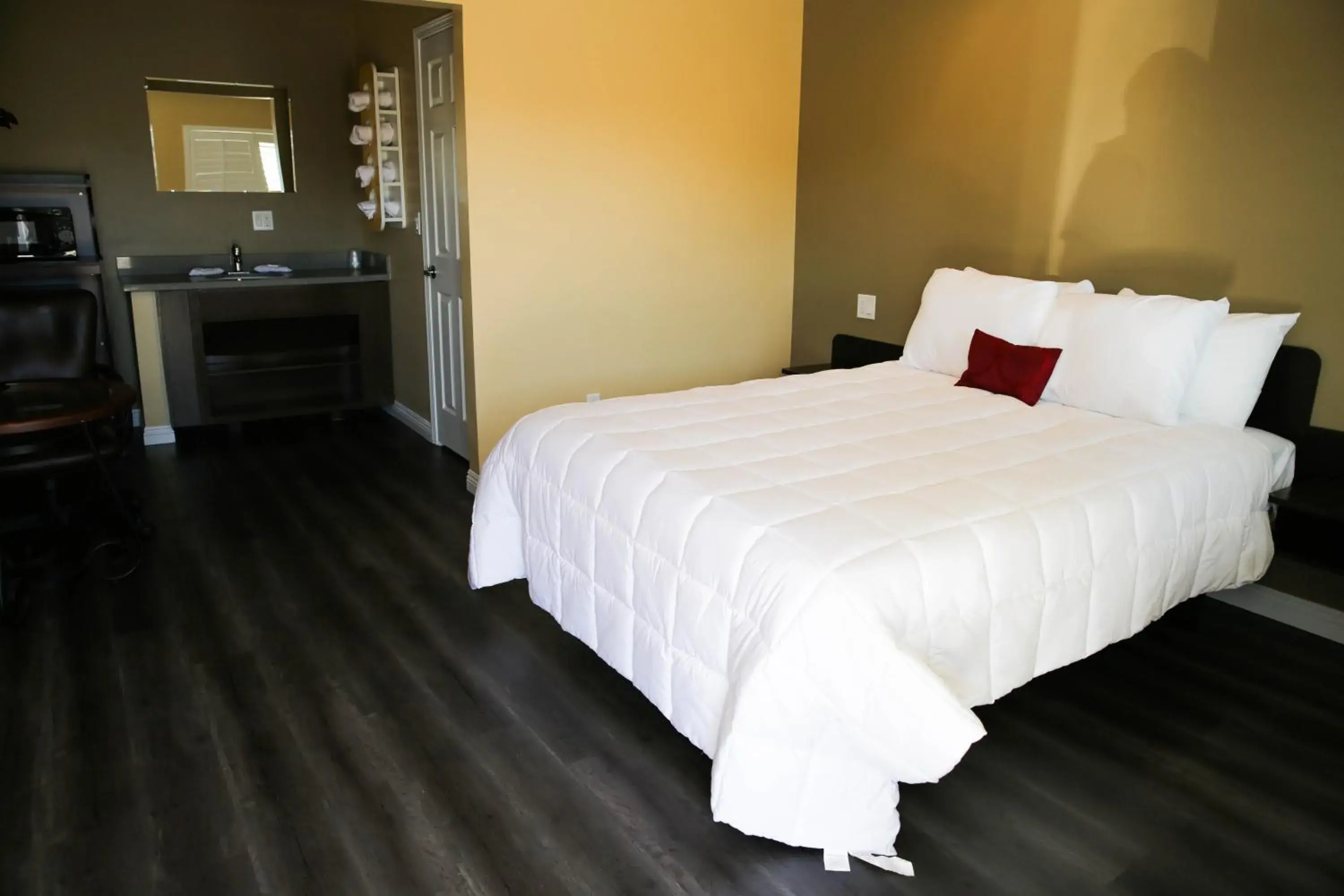 Bedroom, Bed in Newport Bay Inn