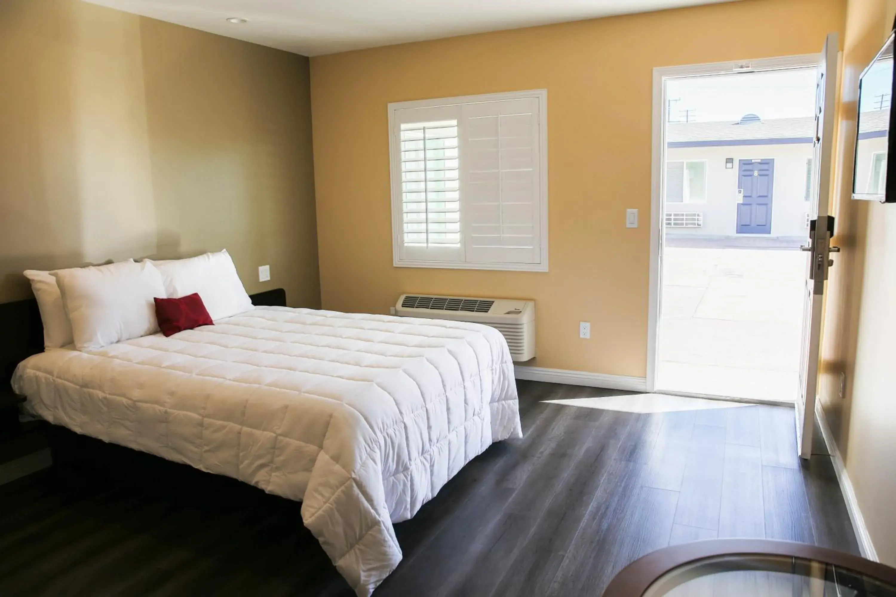 Bedroom, Bed in Newport Bay Inn