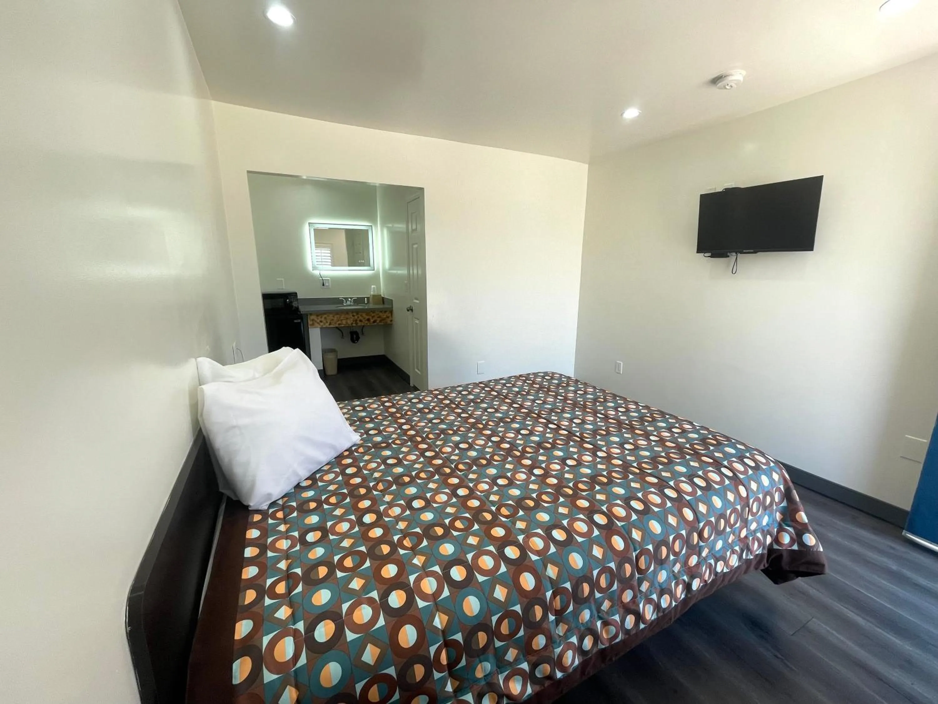 Bed in Newport Bay Inn