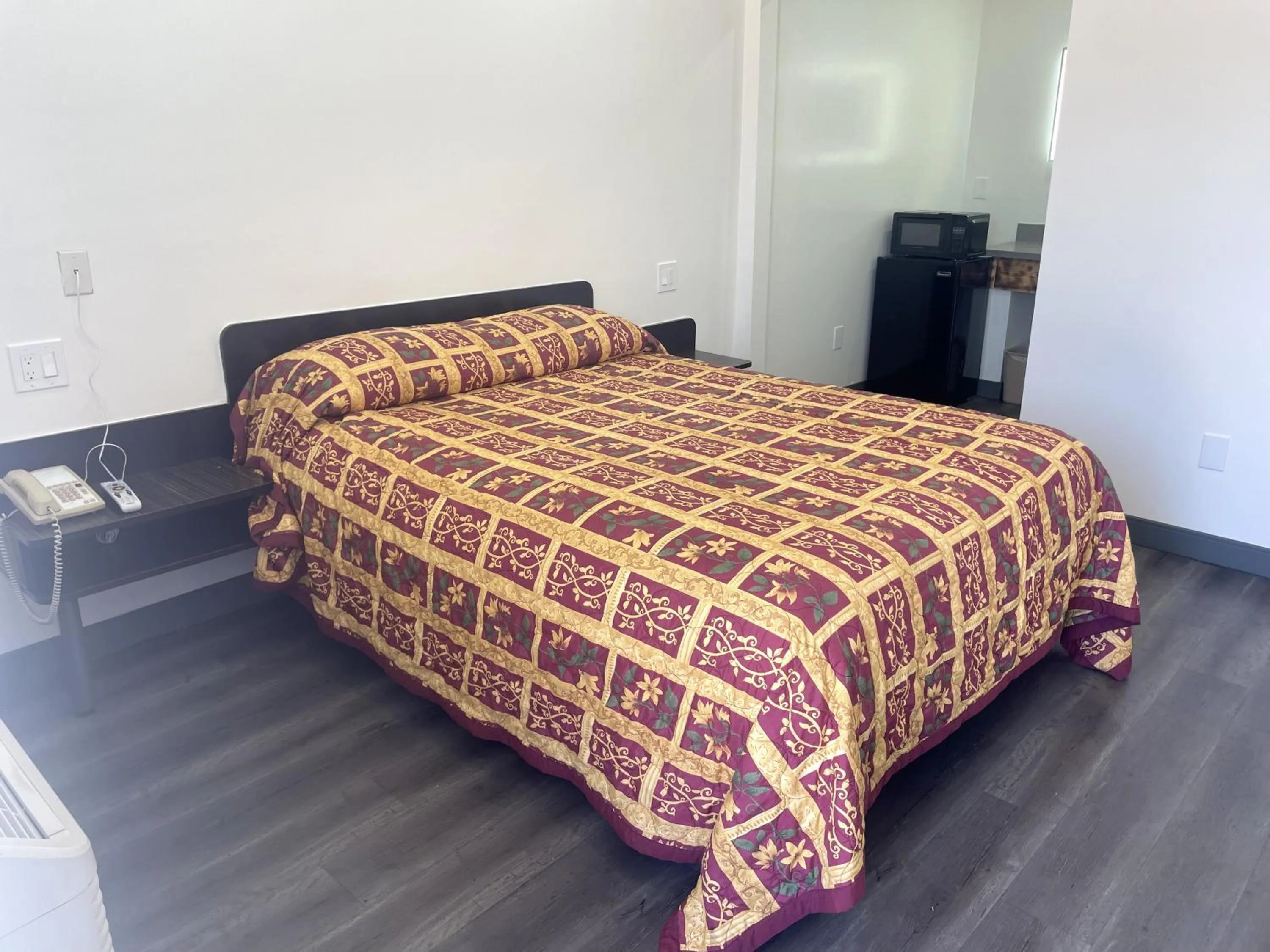 Photo of the whole room, Bed in Newport Bay Inn