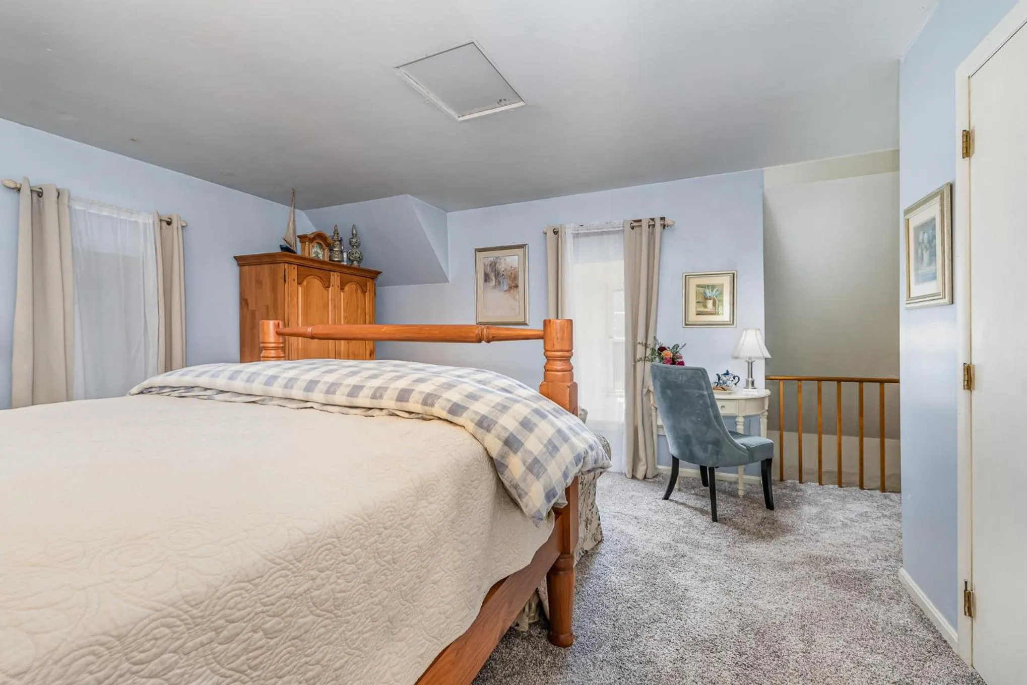 Bed in Fallen Tree Farm Bed and Breakfast