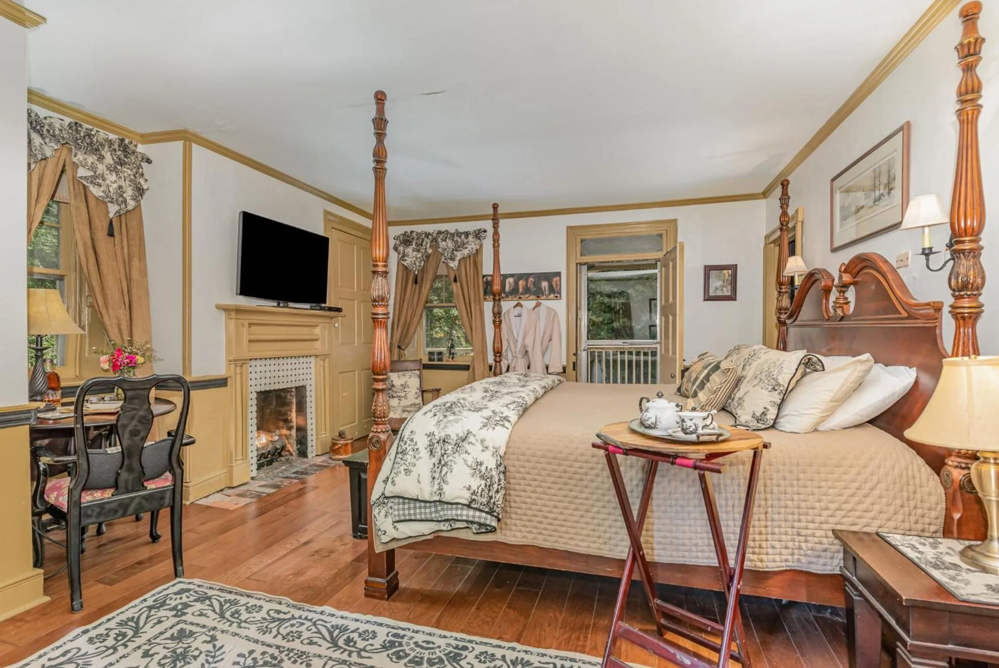 Bed in Fallen Tree Farm Bed and Breakfast