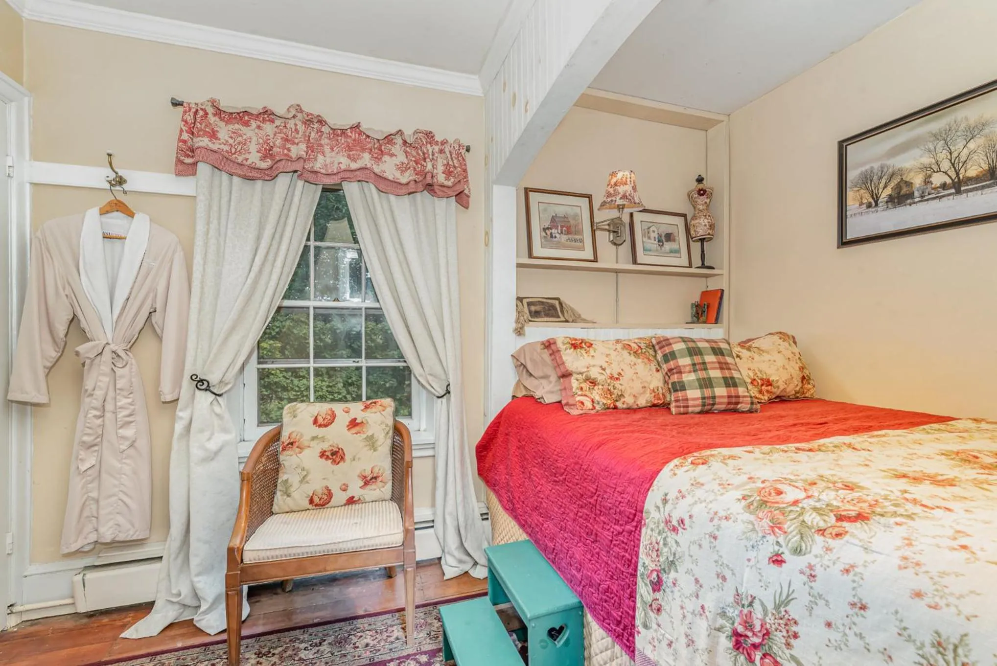 Bed in Fallen Tree Farm Bed and Breakfast