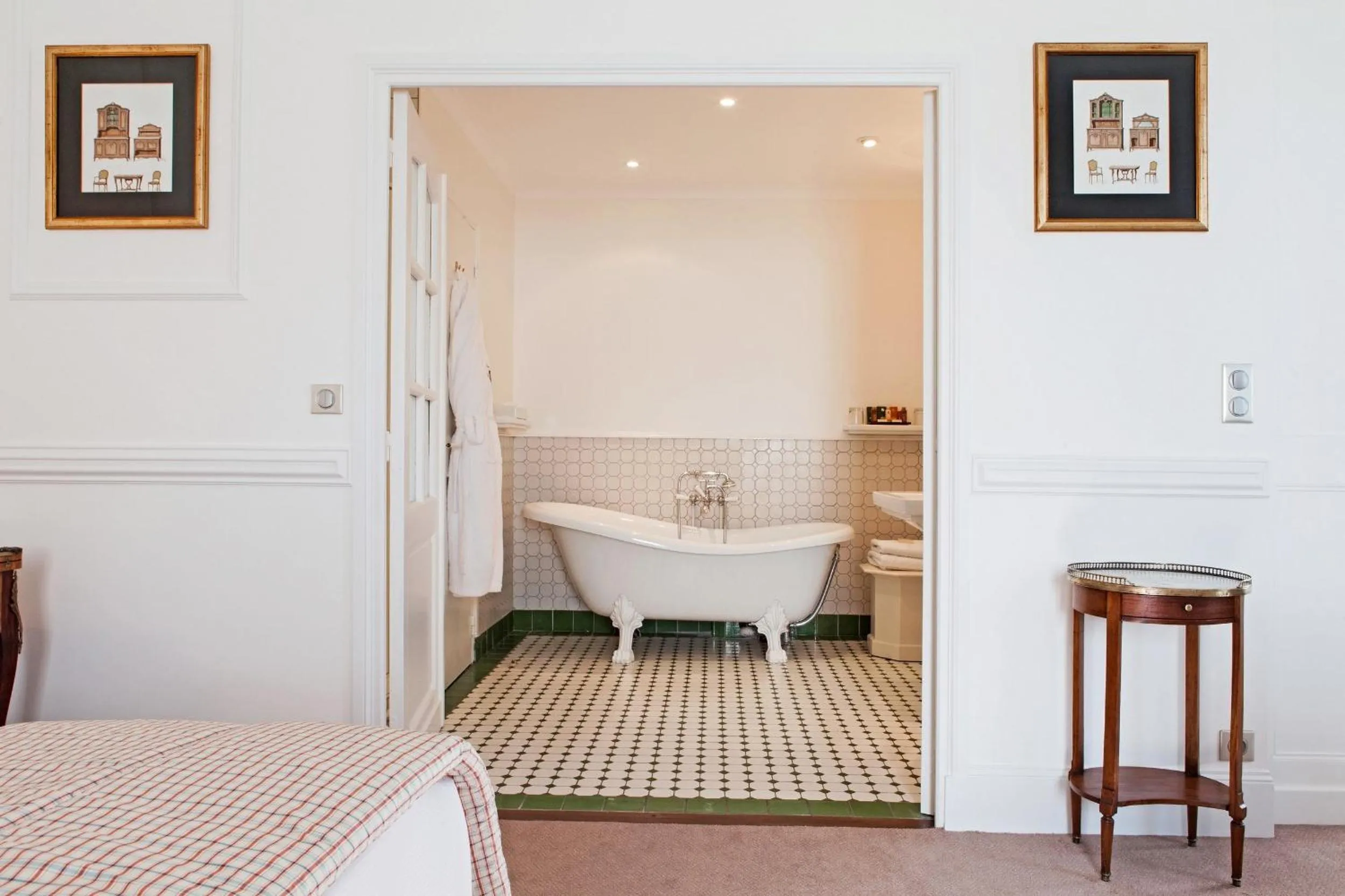 Bathroom, Bed in Château des Vigiers