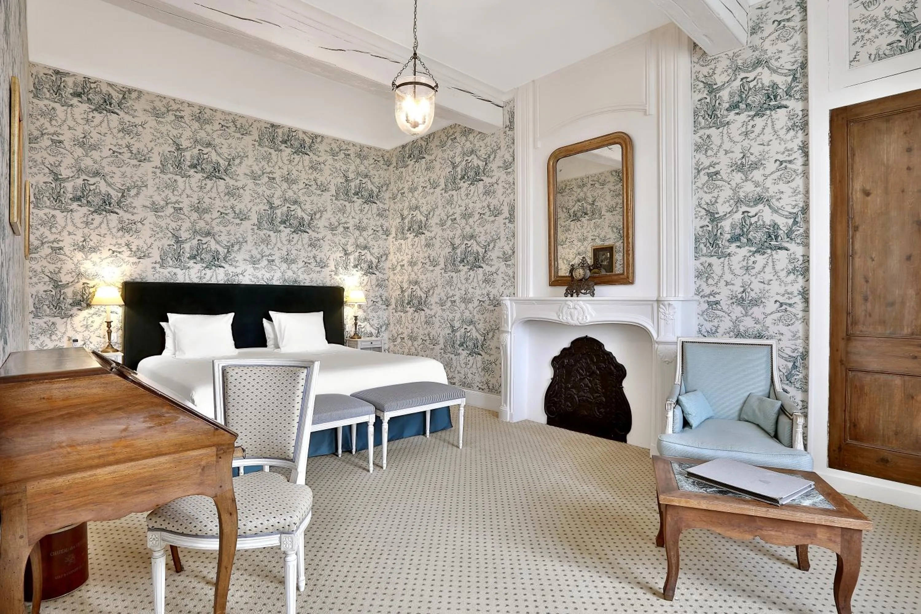 Bed in Château des Vigiers