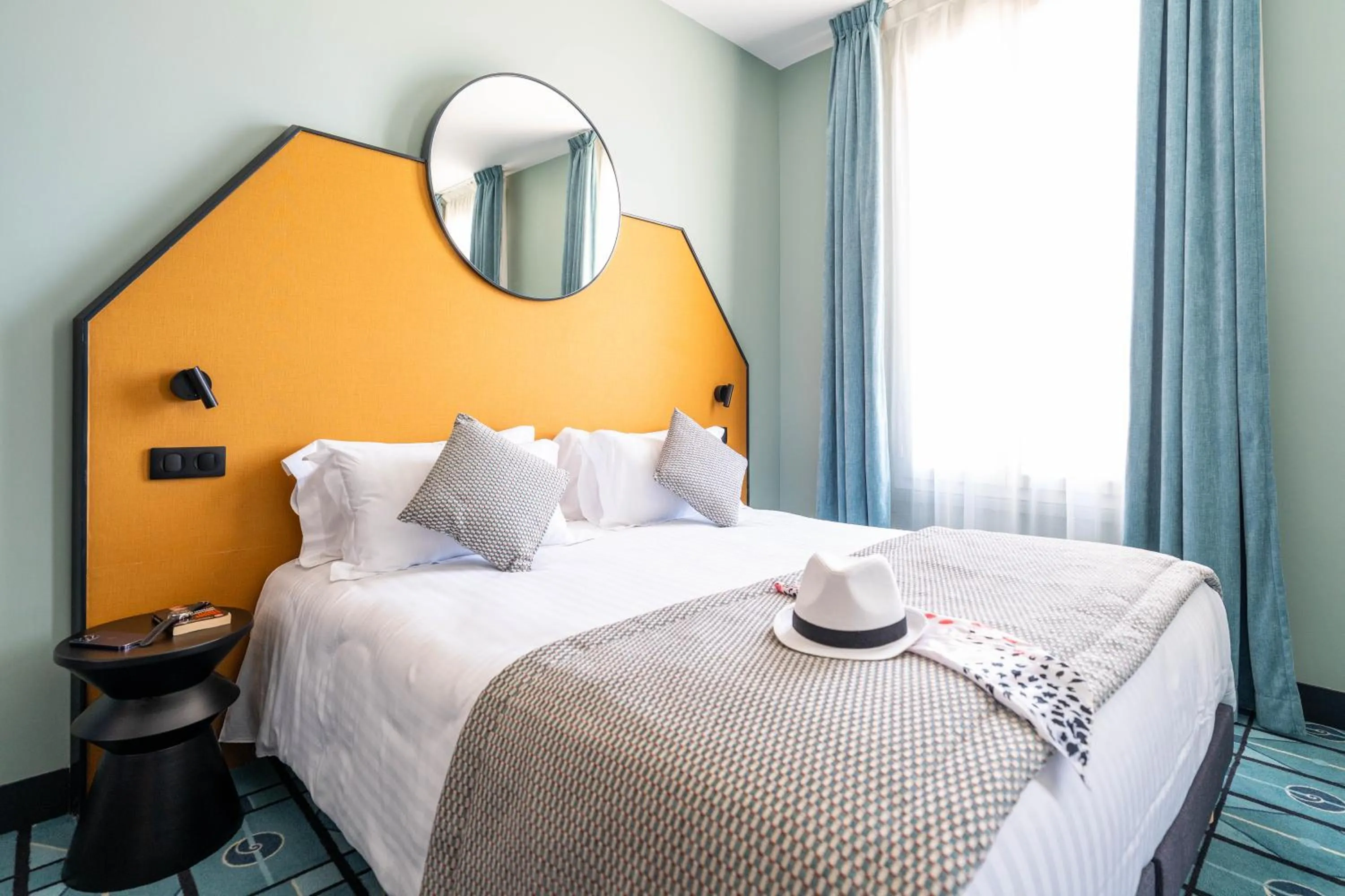 Bed in Hôtel CASA MOHO - Juan-Les-Pins