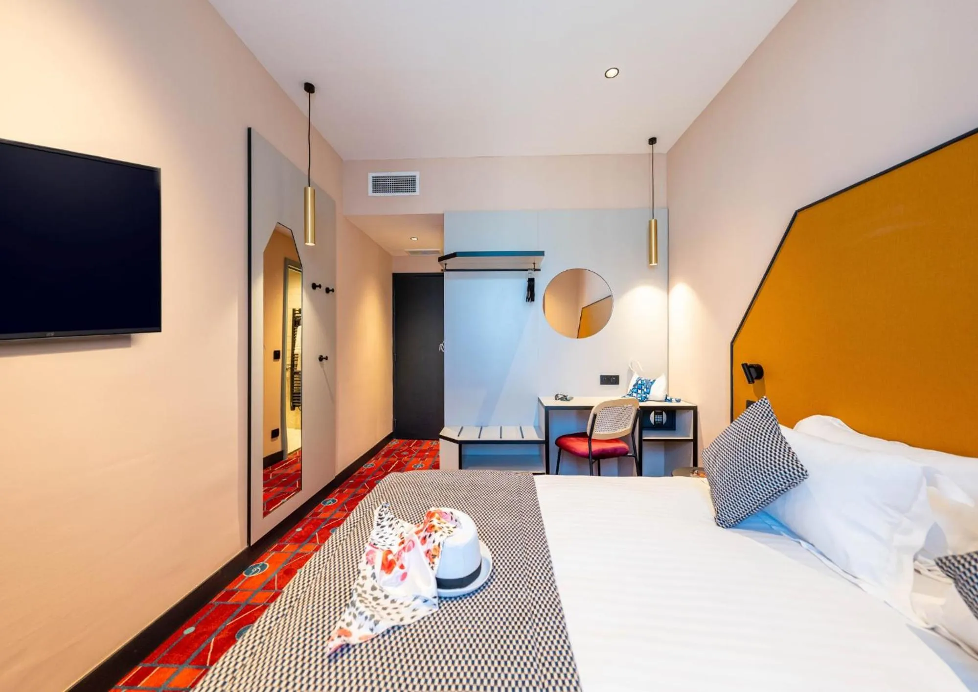 Photo of the whole room, Bed in Hôtel CASA MOHO - Juan-Les-Pins